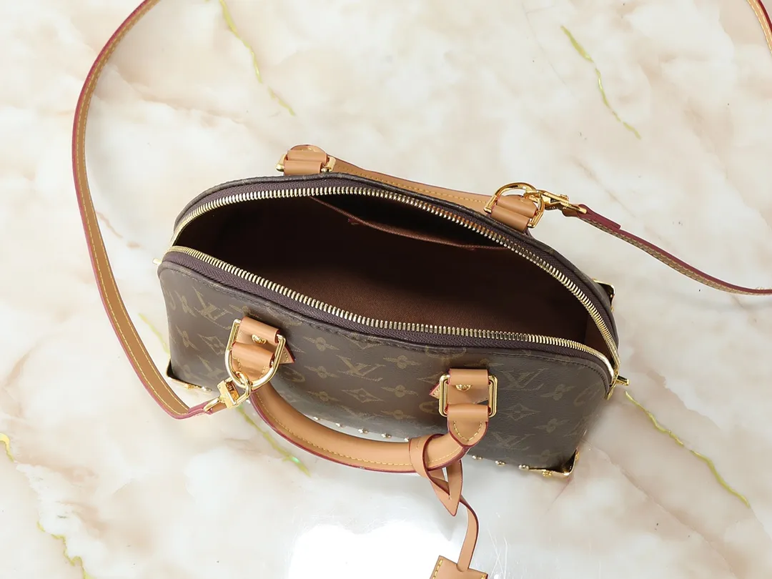 💰300💰Upgraded from the original M53151 M53152 N41221 Presbyopic black leather This is one of Louis Vuitton's iconic handbags with the crispest design structure. Its prototype is a piece designed by Gaston Vuitton and named after the Alma Bridge, which connects two adjacent fashionable districts in Paris. Signature Monogram canvas gives it a classic feel. Dimensions: 25 x 19 x 12 (length x height x width)