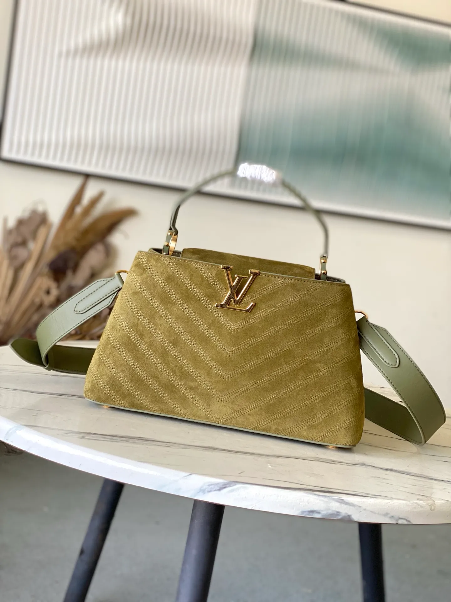 💰2360 "Super Premium Original Leather" M25485 Matte Green This Capucines Souple medium handbag is made of fine grained cow leather, with a sharp contrast of suede lining and dazzling metal parts, and uses the LV letters to express the brand heritage. The flip cover can be folded in or out, and the compartments and pockets can store your daily needs in an orderly manner, and you can switch between various carrying methods at will. 33.0 x 24.0 x 12.0 cm