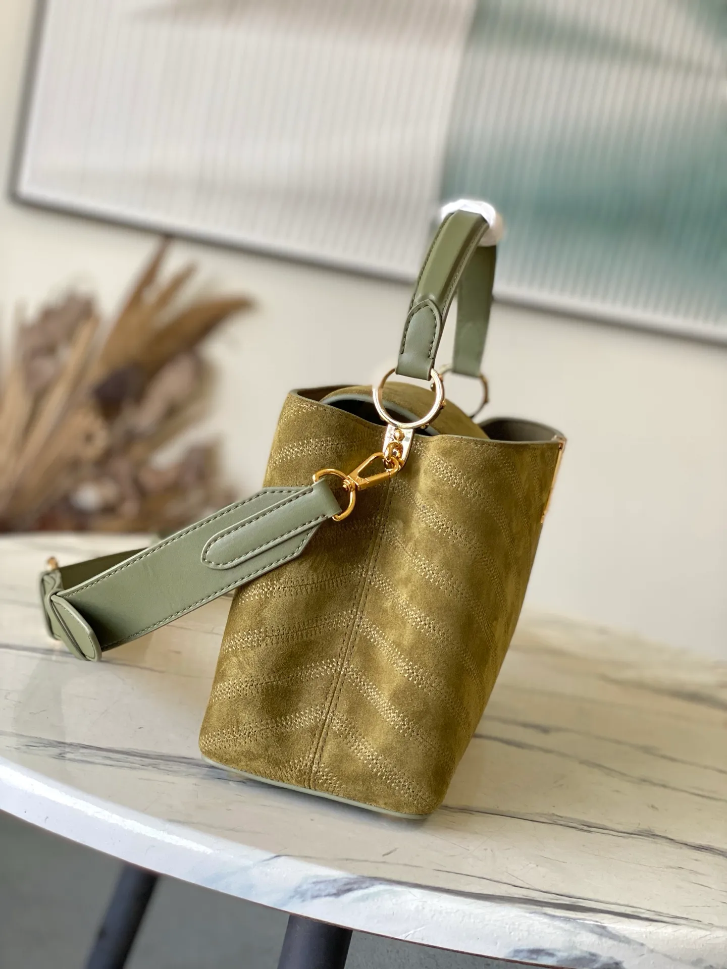 💰2360 "Super Premium Original Leather" M25485 Matte Green This Capucines Souple medium handbag is made of fine grained cow leather, with a sharp contrast of suede lining and dazzling metal parts, and uses the LV letters to express the brand heritage. The flip cover can be folded in or out, and the compartments and pockets can store your daily needs in an orderly manner, and you can switch between various carrying methods at will. 33.0 x 24.0 x 12.0 cm