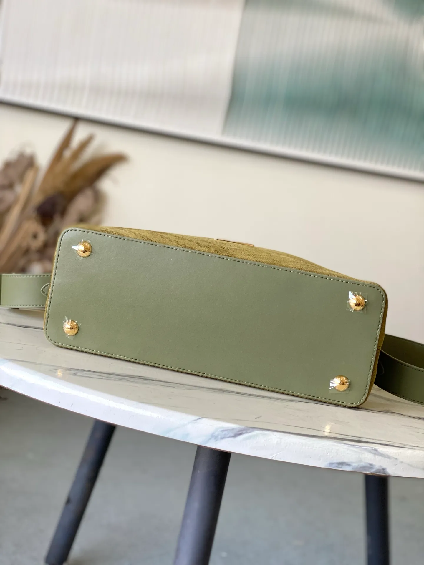 💰2360 "Super Premium Original Leather" M25485 Matte Green This Capucines Souple medium handbag is made of fine grained cow leather, with a sharp contrast of suede lining and dazzling metal parts, and uses the LV letters to express the brand heritage. The flip cover can be folded in or out, and the compartments and pockets can store your daily needs in an orderly manner, and you can switch between various carrying methods at will. 33.0 x 24.0 x 12.0 cm