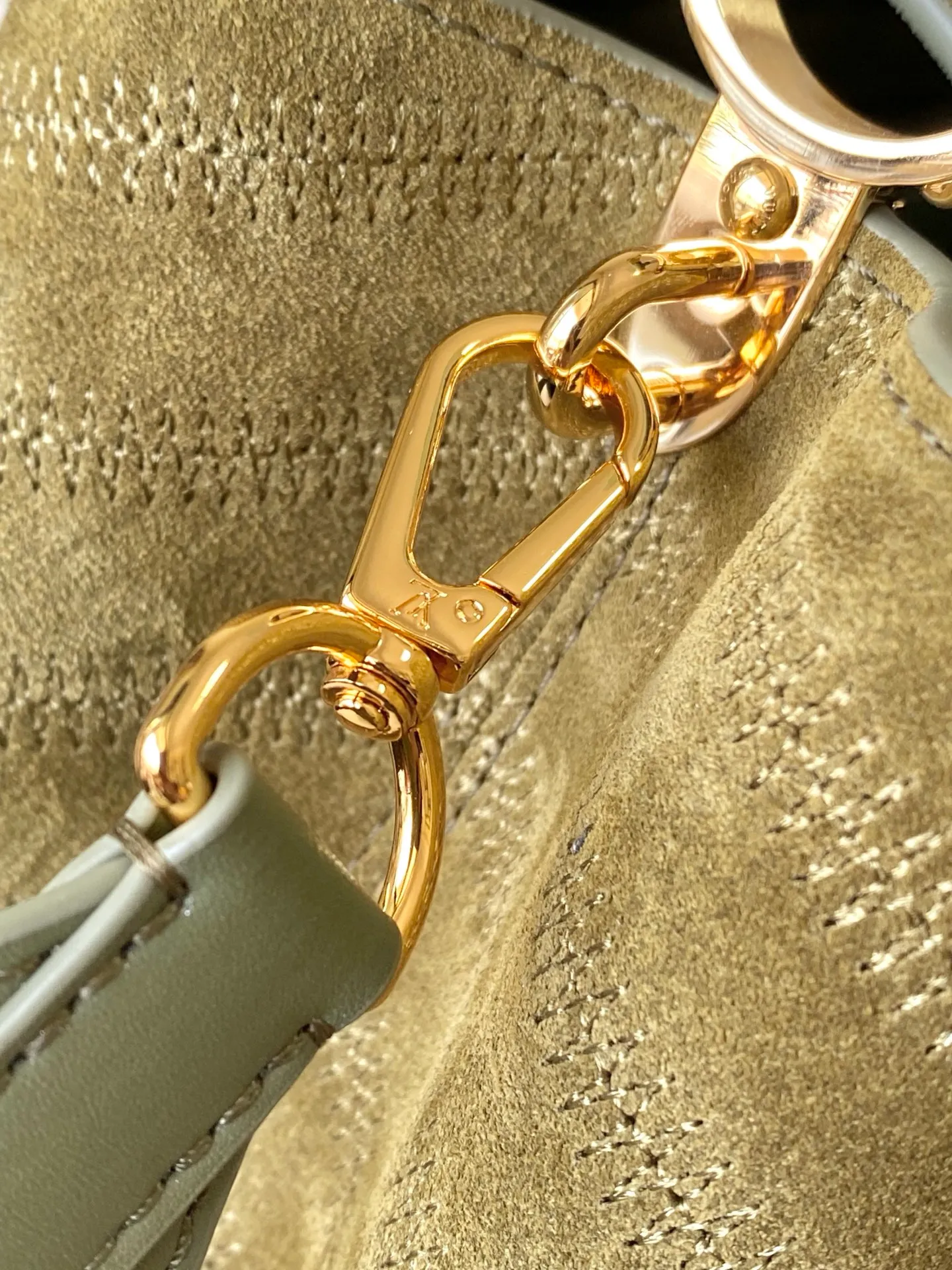 💰2360 "Super Premium Original Leather" M25485 Matte Green This Capucines Souple medium handbag is made of fine grained cow leather, with a sharp contrast of suede lining and dazzling metal parts, and uses the LV letters to express the brand heritage. The flip cover can be folded in or out, and the compartments and pockets can store your daily needs in an orderly manner, and you can switch between various carrying methods at will. 33.0 x 24.0 x 12.0 cm