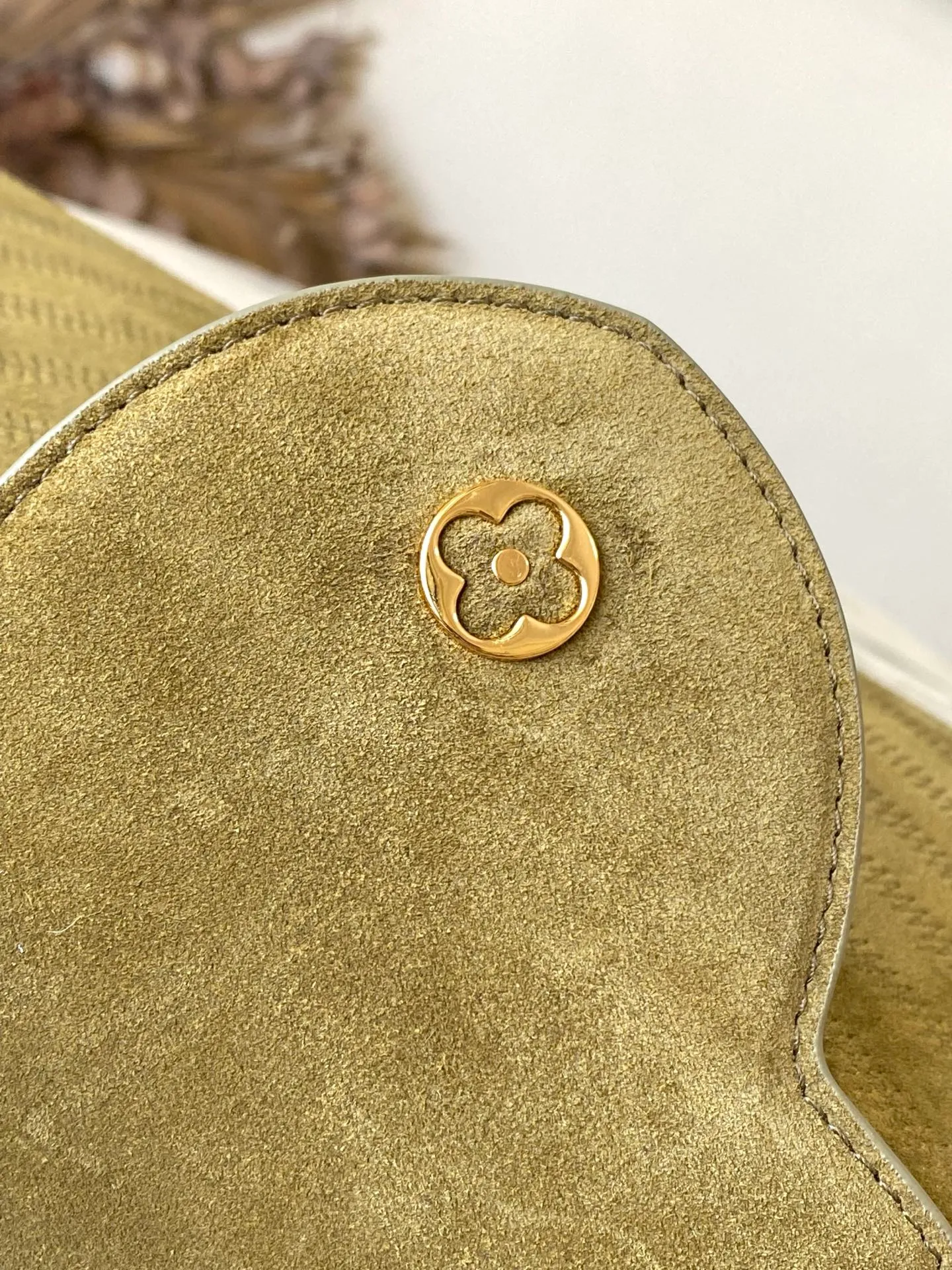 💰2360 "Super Premium Original Leather" M25485 Matte Green This Capucines Souple medium handbag is made of fine grained cow leather, with a sharp contrast of suede lining and dazzling metal parts, and uses the LV letters to express the brand heritage. The flip cover can be folded in or out, and the compartments and pockets can store your daily needs in an orderly manner, and you can switch between various carrying methods at will. 33.0 x 24.0 x 12.0 cm