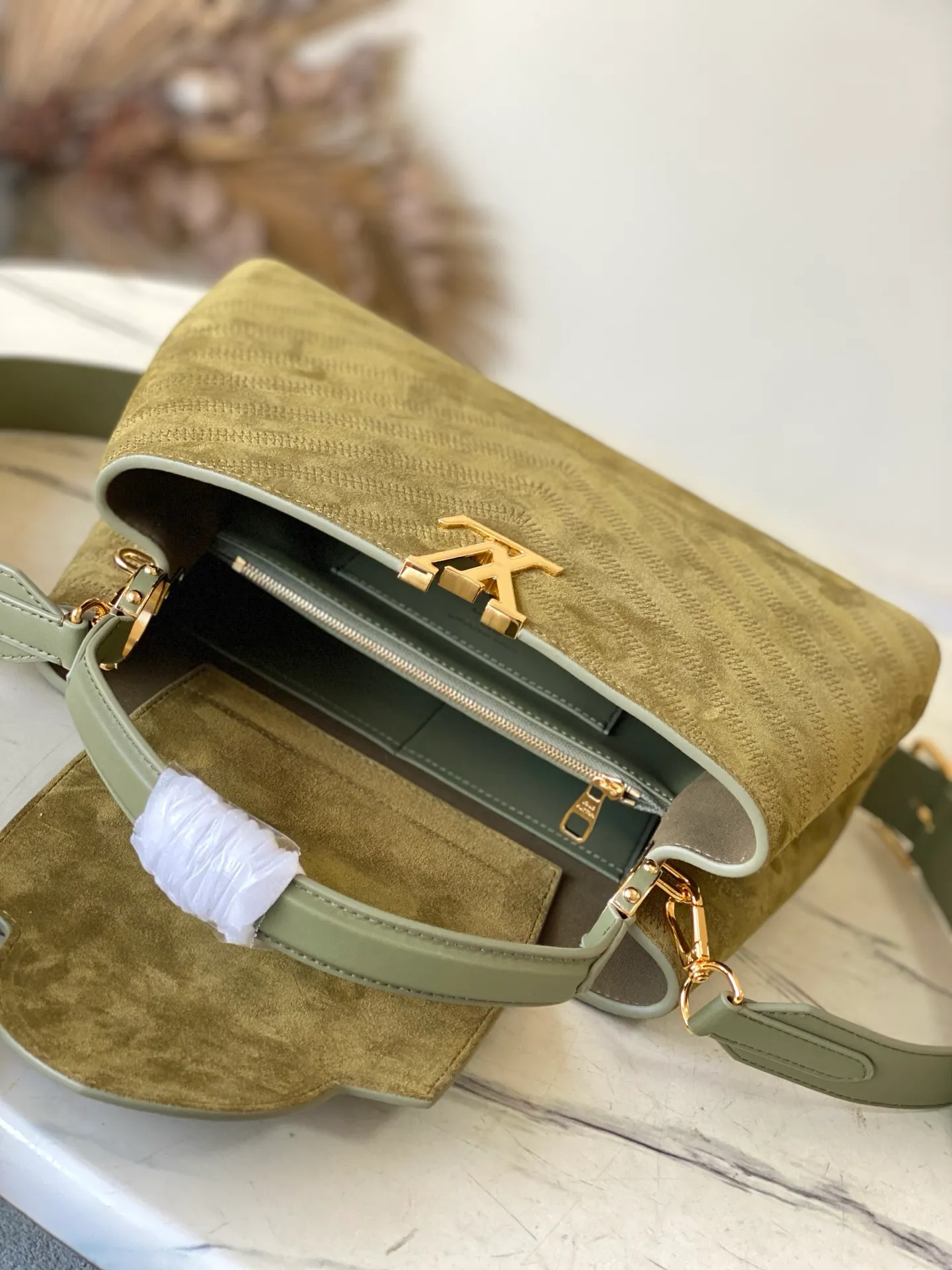 💰2360 "Super Premium Original Leather" M25485 Matte Green This Capucines Souple medium handbag is made of fine grained cow leather, with a sharp contrast of suede lining and dazzling metal parts, and uses the LV letters to express the brand heritage. The flip cover can be folded in or out, and the compartments and pockets can store your daily needs in an orderly manner, and you can switch between various carrying methods at will. 33.0 x 24.0 x 12.0 cm