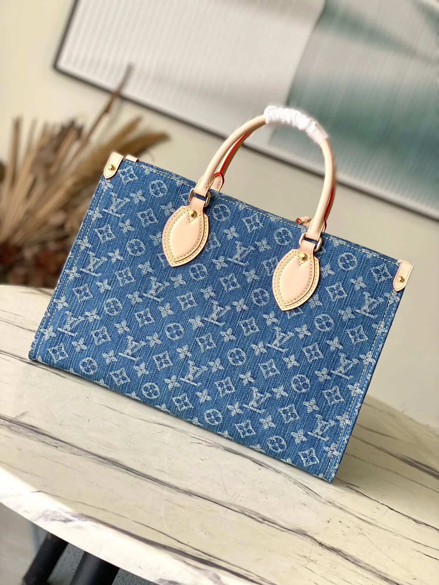 💰1160 Top Original Order M46871 Blue Denim Denim Square Bag Series Onthego Medium Handbag Blue (denim denim) This Onthego medium handbag has a new look with sand-washed Monogram jacquard denim, with leather trim and contrasting stitching. The ample capacity meets business or leisure needs, and the exquisite handle and long shoulder strap unlock multiple carrying methods. Dimensions 35.0 x 27.0 x 14.0 cm