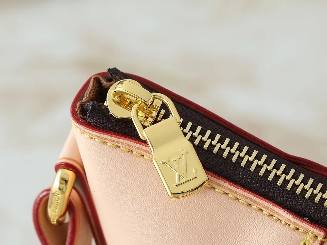 💰Large 130. Small 240💰Upgraded original M56389 M56390 ODÉON medium handbag, named after a culturally rich area in Paris. Stylish and modern, it can accommodate various valuables and is very convenient and practical. Size: large 31.5x33x5.5, small 26x29x7