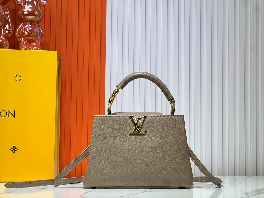 Batch 380💰Upgraded original M23943 M23944 M23945 M24698 M24989 This Capucines mini handbag incorporates exquisite Monogram flowers on the handle, presenting the three-dimensional look of the LV logo with delicate brushstrokes, injecting dazzling luster into the soft design. Full-grain Taurillon leather is designed to fit a smartphone, short wallet and other small essentials. Dimensions: Small 21.0 x 14.0 x 8.0 cm (L x H x W) Large 27x 17.5 x 9.0 cm (L x H x W)