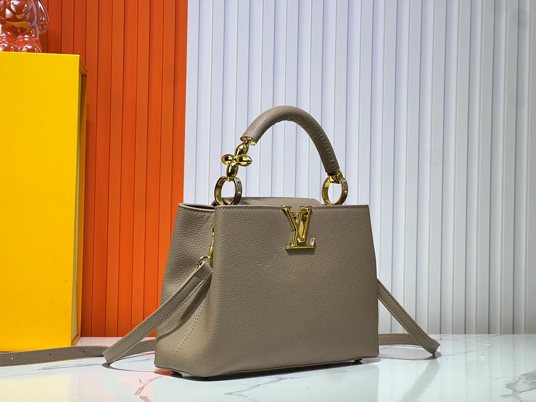 Batch 380💰Upgraded original M23943 M23944 M23945 M24698 M24989 This Capucines mini handbag incorporates exquisite Monogram flowers on the handle, presenting the three-dimensional look of the LV logo with delicate brushstrokes, injecting dazzling luster into the soft design. Full-grain Taurillon leather is designed to fit a smartphone, short wallet and other small essentials. Dimensions: Small 21.0 x 14.0 x 8.0 cm (L x H x W) Large 27x 17.5 x 9.0 cm (L x H x W)