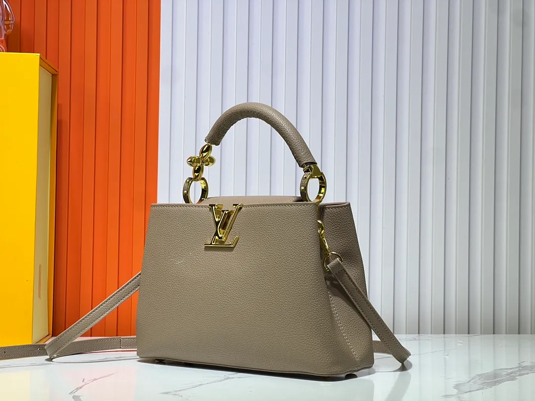 Batch 380💰Upgraded original M23943 M23944 M23945 M24698 M24989 This Capucines mini handbag incorporates exquisite Monogram flowers on the handle, presenting the three-dimensional look of the LV logo with delicate brushstrokes, injecting dazzling luster into the soft design. Full-grain Taurillon leather is designed to fit a smartphone, short wallet and other small essentials. Dimensions: Small 21.0 x 14.0 x 8.0 cm (L x H x W) Large 27x 17.5 x 9.0 cm (L x H x W)