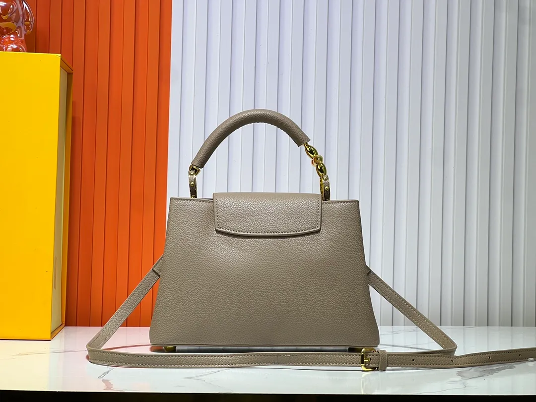 Batch 380💰Upgraded original M23943 M23944 M23945 M24698 M24989 This Capucines mini handbag incorporates exquisite Monogram flowers on the handle, presenting the three-dimensional look of the LV logo with delicate brushstrokes, injecting dazzling luster into the soft design. Full-grain Taurillon leather is designed to fit a smartphone, short wallet and other small essentials. Dimensions: Small 21.0 x 14.0 x 8.0 cm (L x H x W) Large 27x 17.5 x 9.0 cm (L x H x W)