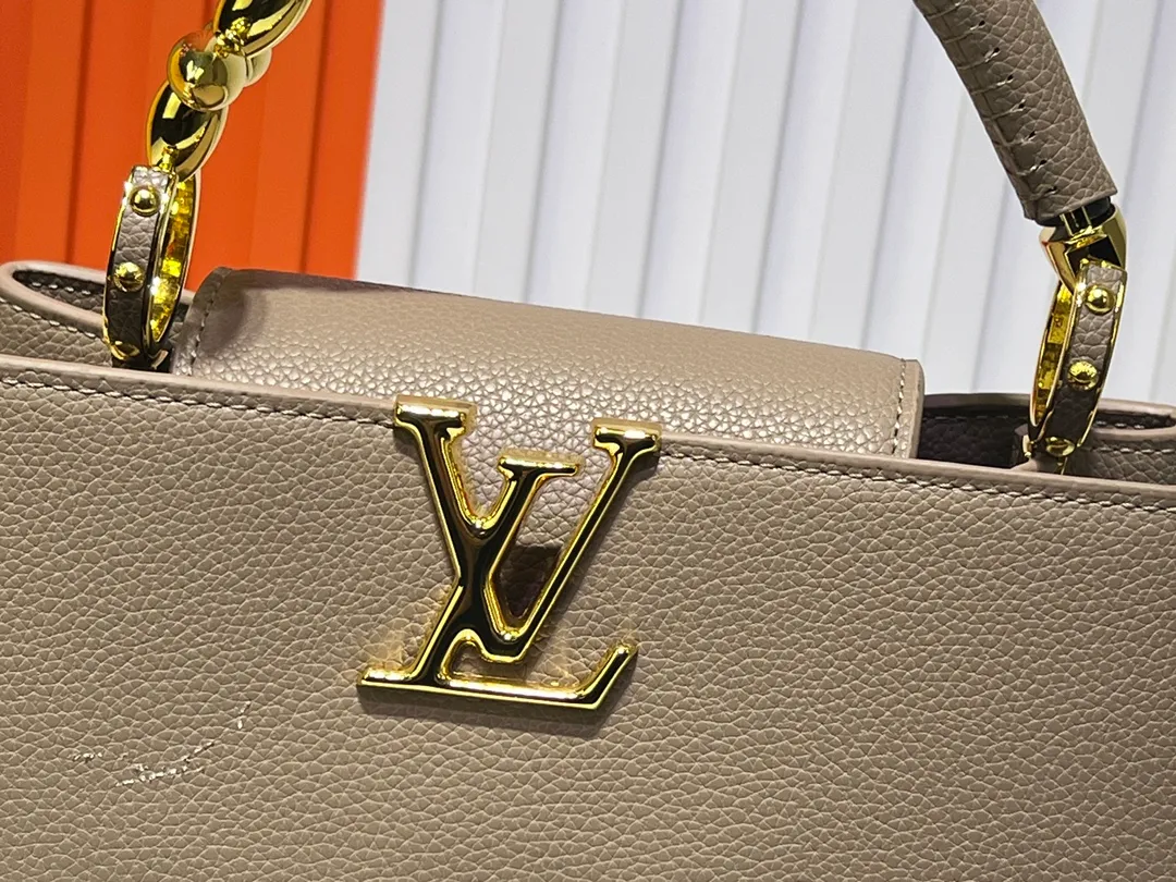 Batch 380💰Upgraded original M23943 M23944 M23945 M24698 M24989 This Capucines mini handbag incorporates exquisite Monogram flowers on the handle, presenting the three-dimensional look of the LV logo with delicate brushstrokes, injecting dazzling luster into the soft design. Full-grain Taurillon leather is designed to fit a smartphone, short wallet and other small essentials. Dimensions: Small 21.0 x 14.0 x 8.0 cm (L x H x W) Large 27x 17.5 x 9.0 cm (L x H x W)