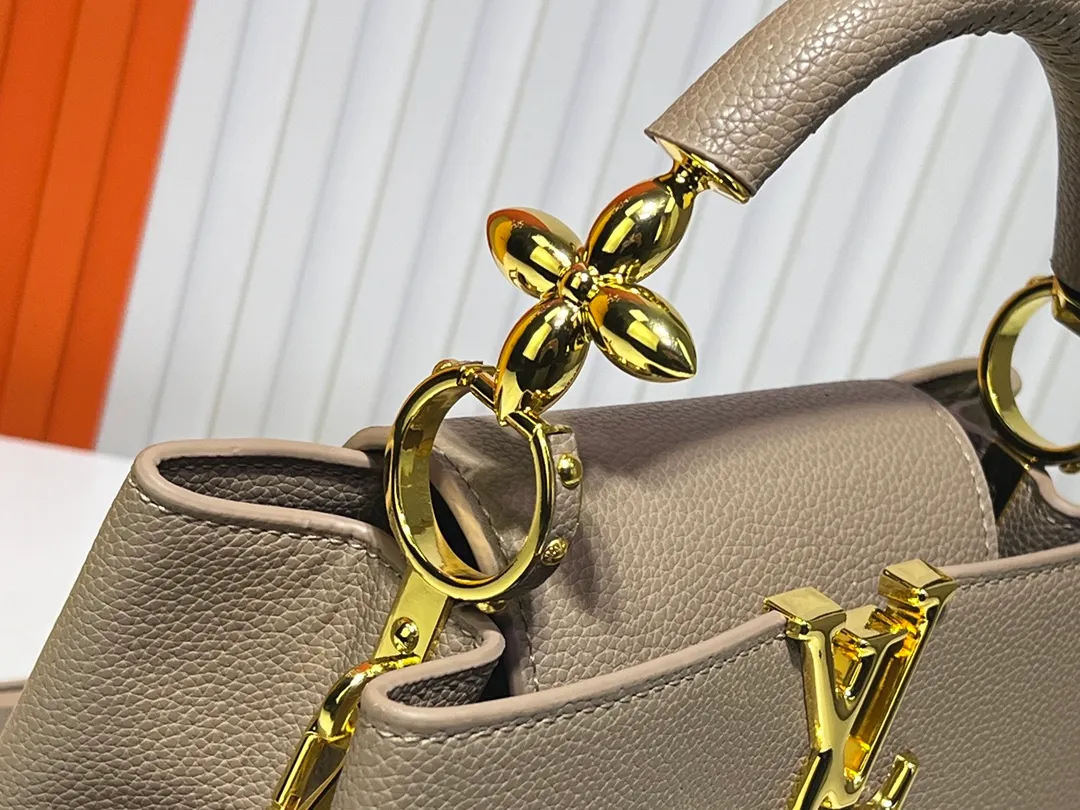 Batch 380💰Upgraded original M23943 M23944 M23945 M24698 M24989 This Capucines mini handbag incorporates exquisite Monogram flowers on the handle, presenting the three-dimensional look of the LV logo with delicate brushstrokes, injecting dazzling luster into the soft design. Full-grain Taurillon leather is designed to fit a smartphone, short wallet and other small essentials. Dimensions: Small 21.0 x 14.0 x 8.0 cm (L x H x W) Large 27x 17.5 x 9.0 cm (L x H x W)