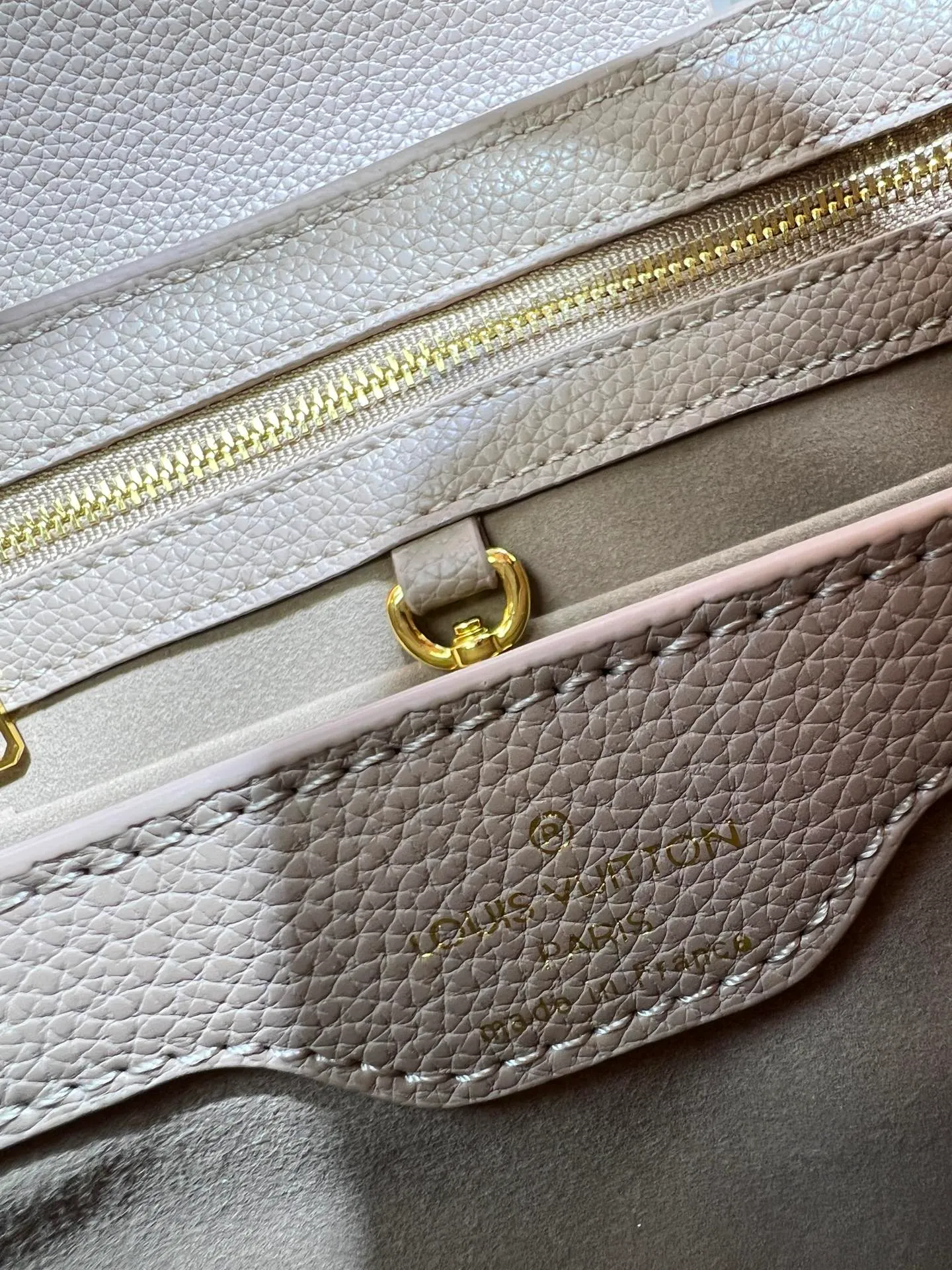 Batch 380💰Upgraded original M23943 M23944 M23945 M24698 M24989 This Capucines mini handbag incorporates exquisite Monogram flowers on the handle, presenting the three-dimensional look of the LV logo with delicate brushstrokes, injecting dazzling luster into the soft design. Full-grain Taurillon leather is designed to fit a smartphone, short wallet and other small essentials. Dimensions: Small 21.0 x 14.0 x 8.0 cm (L x H x W) Large 27x 17.5 x 9.0 cm (L x H x W)