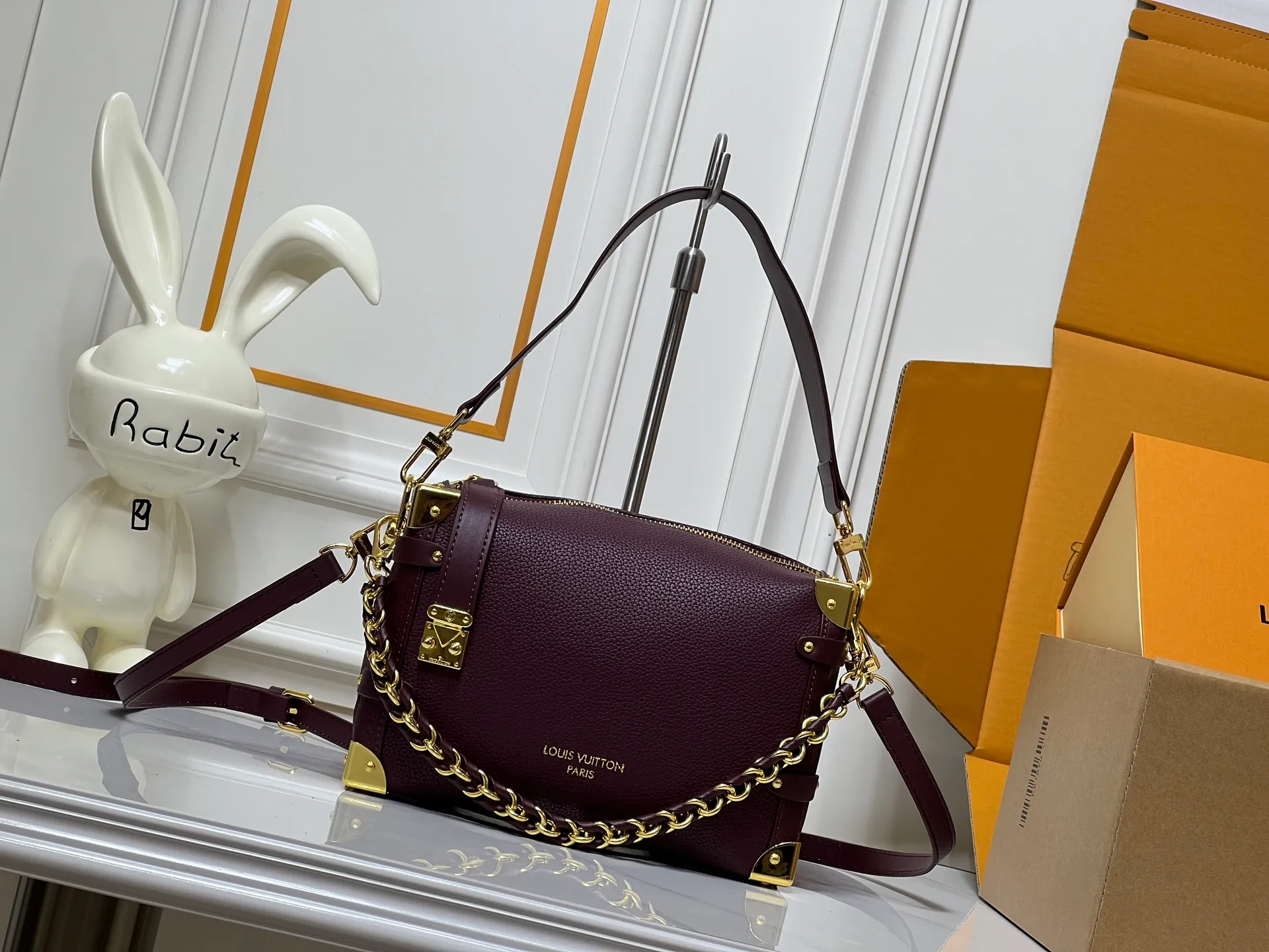 Batch 320💰M15195 M46358 This Side Trunk Vibe handbag uses an avant-garde design to reshape the brand’s classic Side Trunk silhouette, which is inspired by Louis Vuitton’s traditional travel luggage. Crafted from smooth glossy Vibe textured cow leather, it features a leather-covered rivet frame and metal S-lock closure for a rock-and-roll style. Thanks to the multiple designs of the detachable chain, detachable leather handle and adjustable leather shoulder strap, it provides a variety of carrying options. Dimensions: 23.5x16x8.5cm
