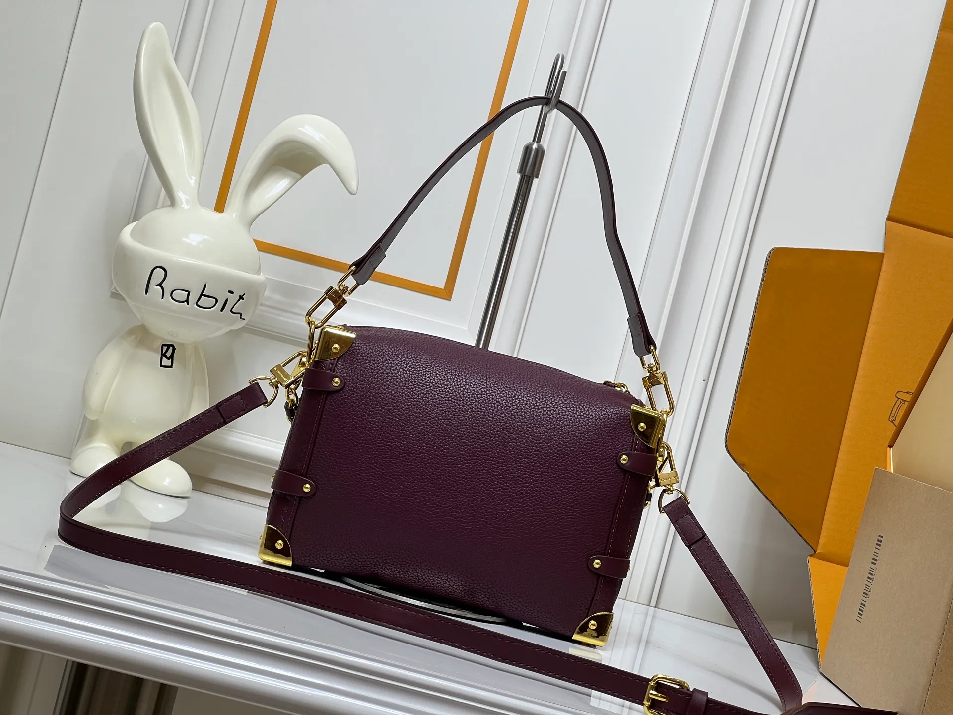 Batch 320💰M15195 M46358 This Side Trunk Vibe handbag uses an avant-garde design to reshape the brand’s classic Side Trunk silhouette, which is inspired by Louis Vuitton’s traditional travel luggage. Crafted from smooth glossy Vibe textured cow leather, it features a leather-covered rivet frame and metal S-lock closure for a rock-and-roll style. Thanks to the multiple designs of the detachable chain, detachable leather handle and adjustable leather shoulder strap, it provides a variety of carrying options. Dimensions: 23.5x16x8.5cm