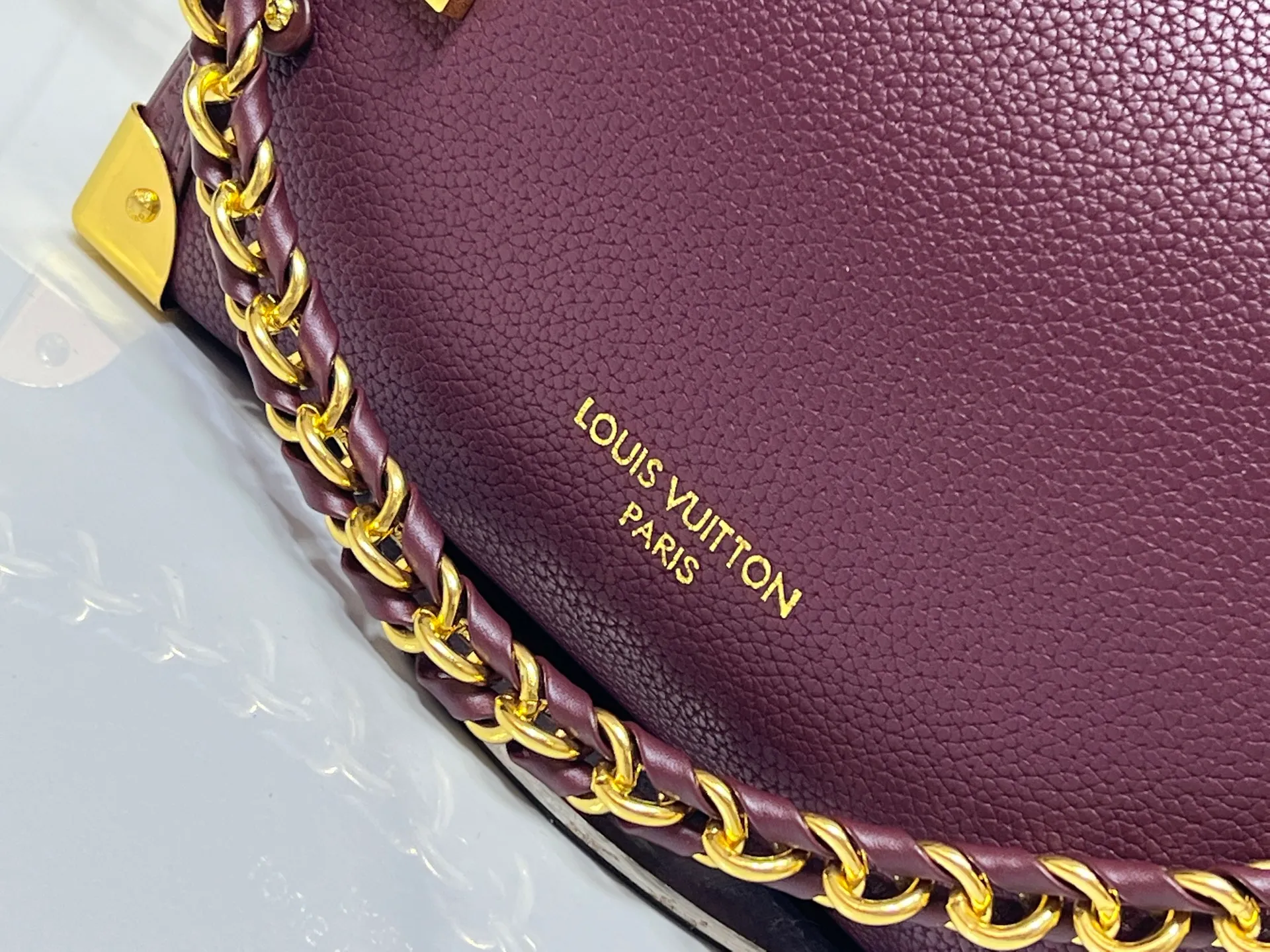 Batch 320💰M15195 M46358 This Side Trunk Vibe handbag uses an avant-garde design to reshape the brand’s classic Side Trunk silhouette, which is inspired by Louis Vuitton’s traditional travel luggage. Crafted from smooth glossy Vibe textured cow leather, it features a leather-covered rivet frame and metal S-lock closure for a rock-and-roll style. Thanks to the multiple designs of the detachable chain, detachable leather handle and adjustable leather shoulder strap, it provides a variety of carrying options. Dimensions: 23.5x16x8.5cm