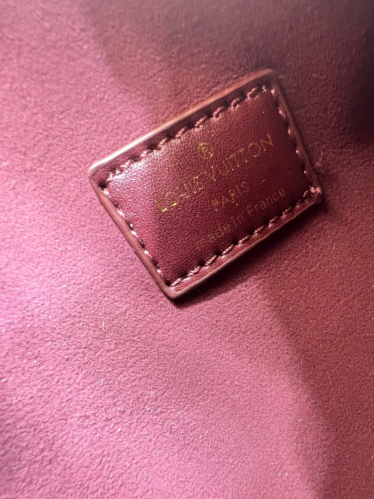Batch 320💰M15195 M46358 This Side Trunk Vibe handbag uses an avant-garde design to reshape the brand’s classic Side Trunk silhouette, which is inspired by Louis Vuitton’s traditional travel luggage. Crafted from smooth glossy Vibe textured cow leather, it features a leather-covered rivet frame and metal S-lock closure for a rock-and-roll style. Thanks to the multiple designs of the detachable chain, detachable leather handle and adjustable leather shoulder strap, it provides a variety of carrying options. Dimensions: 23.5x16x8.5cm