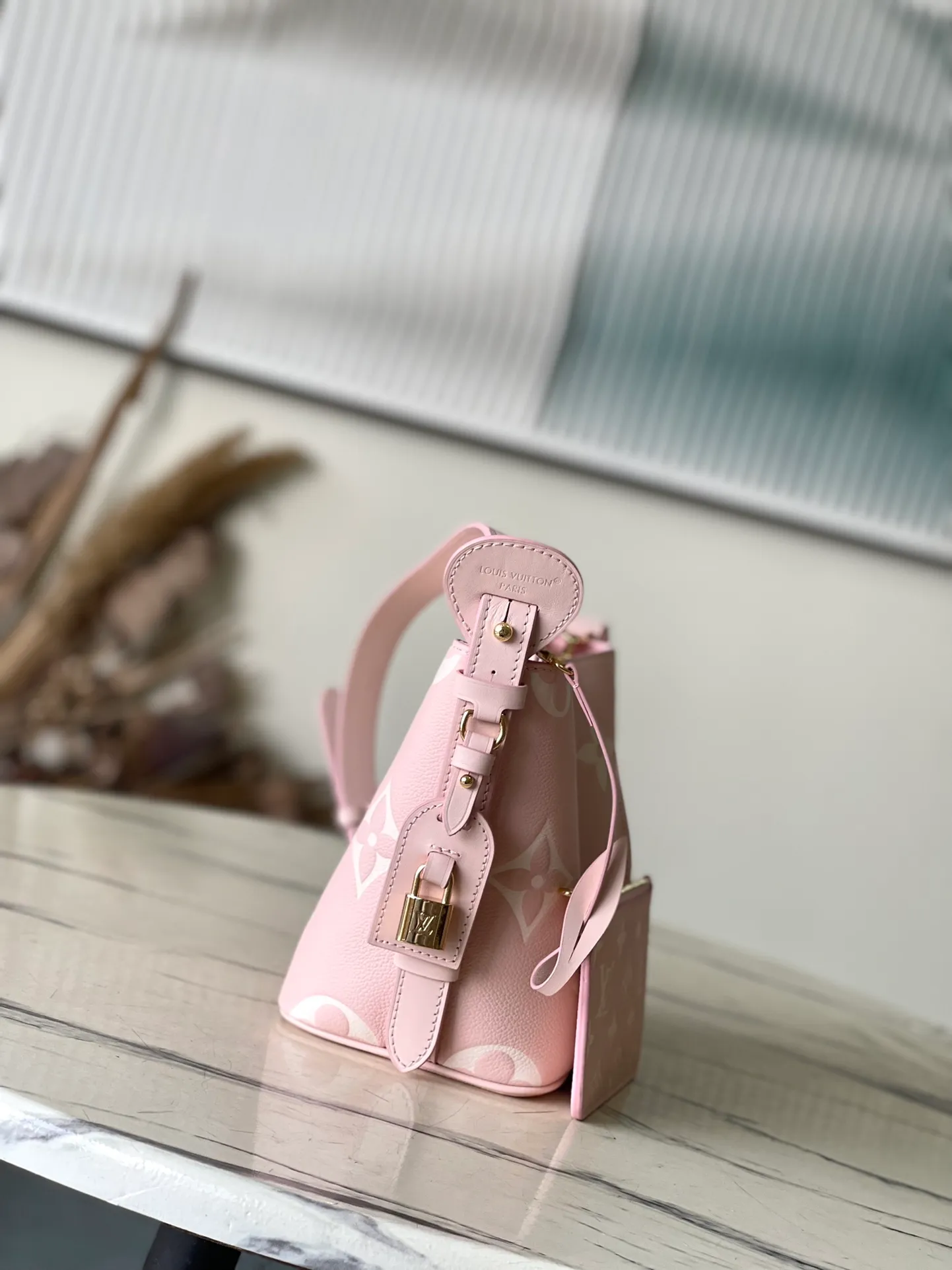 💰980 (top-grain leather) top original order M13453 pink This AlInBB handbag integrates modern design concepts into elegant wheels and ample space. Monogram Empreinte leather craftsmanship creates a simple bucket bag structure, the iconic nameplate and metal padlock highlight the exquisite details, and the adjustable handle pays homage to the brand's trunk-making heritage. Dimensions: 16 × 18 × 12 cm
