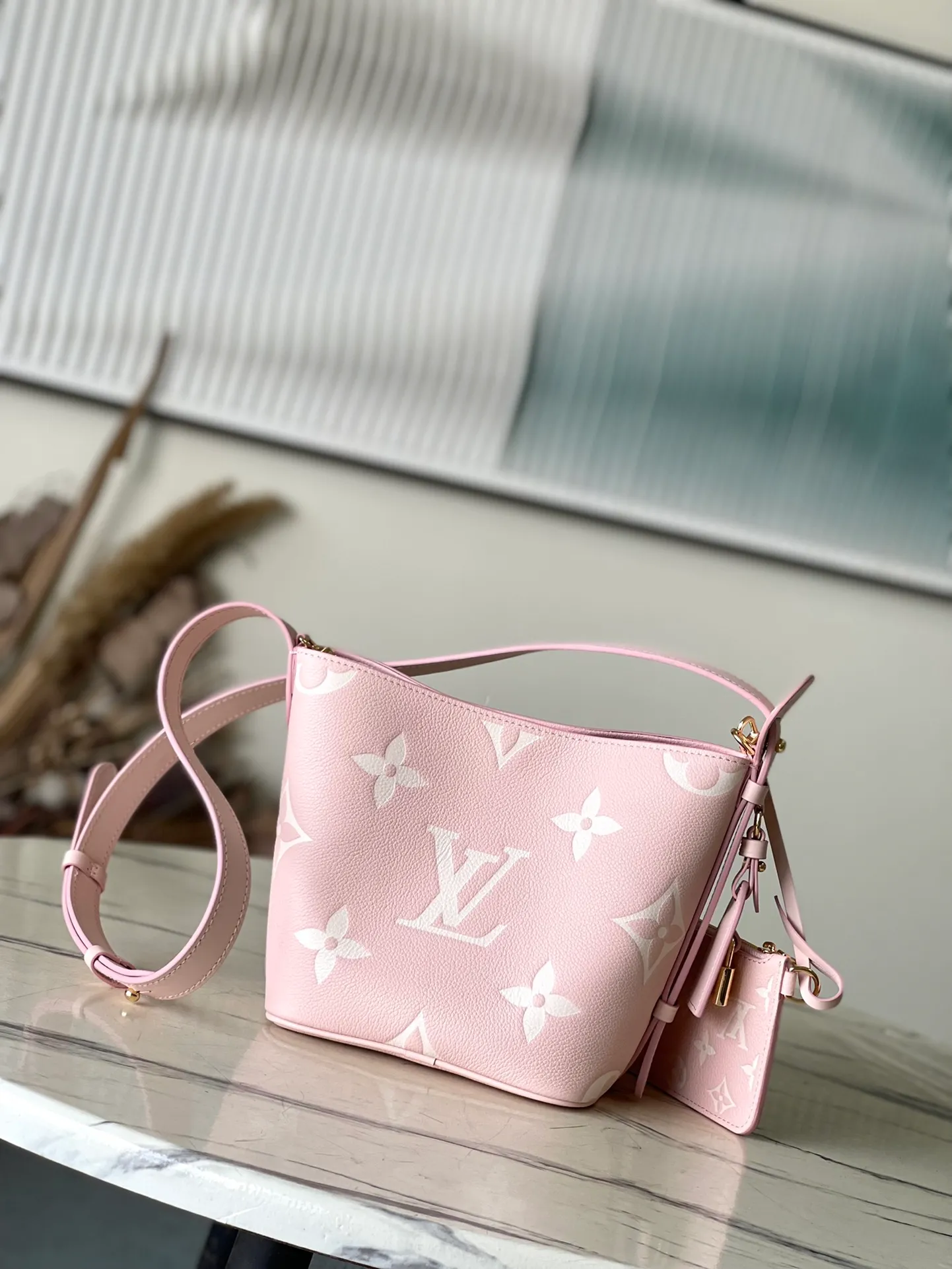 💰980 (top-grain leather) top original order M13453 pink This AlInBB handbag integrates modern design concepts into elegant wheels and ample space. Monogram Empreinte leather craftsmanship creates a simple bucket bag structure, the iconic nameplate and metal padlock highlight the exquisite details, and the adjustable handle pays homage to the brand's trunk-making heritage. Dimensions: 16 × 18 × 12 cm