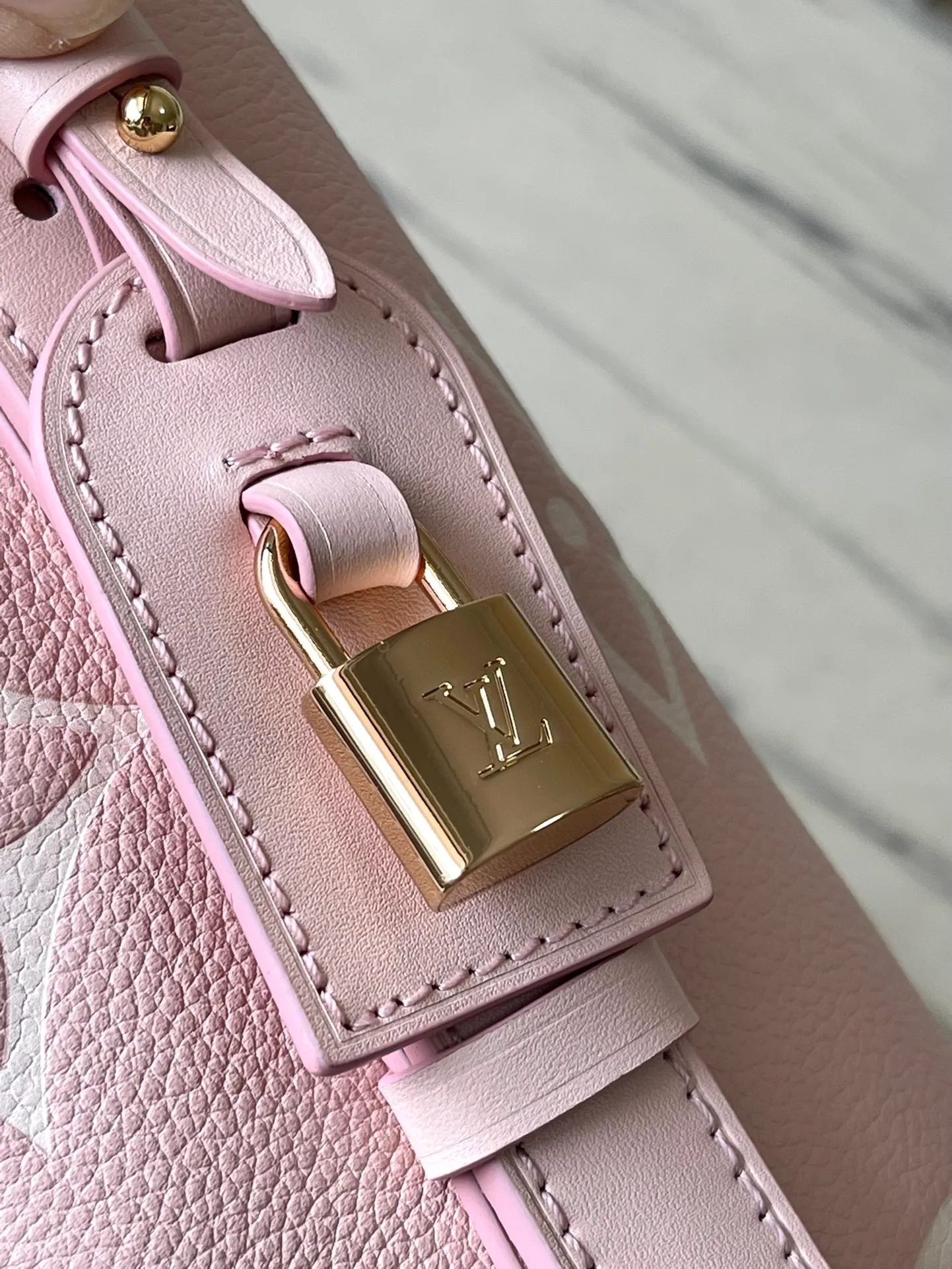 💰980 (top-grain leather) top original order M13453 pink This AlInBB handbag integrates modern design concepts into elegant wheels and ample space. Monogram Empreinte leather craftsmanship creates a simple bucket bag structure, the iconic nameplate and metal padlock highlight the exquisite details, and the adjustable handle pays homage to the brand's trunk-making heritage. Dimensions: 16 × 18 × 12 cm