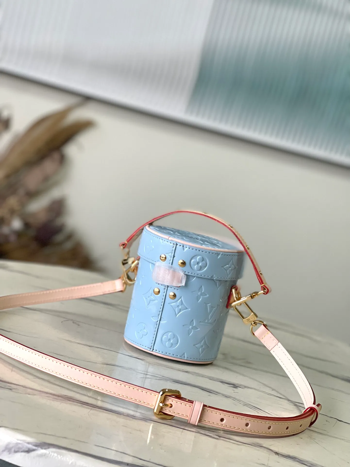 💰1480 (top layer leather) top quality original order M24099 blue This Astor handbag is made of Monogram Vemis embossed leather diffusely dyed in pastel colors, and uses different silhouettes and buckles and magnetic buckle opening and closing to highlight the identity of the series. The compact space can store a phone, small wallet and keys, and comes with a detachable handle and shoulder strap. Dimensions: 12 × 14.2 × 12 cm