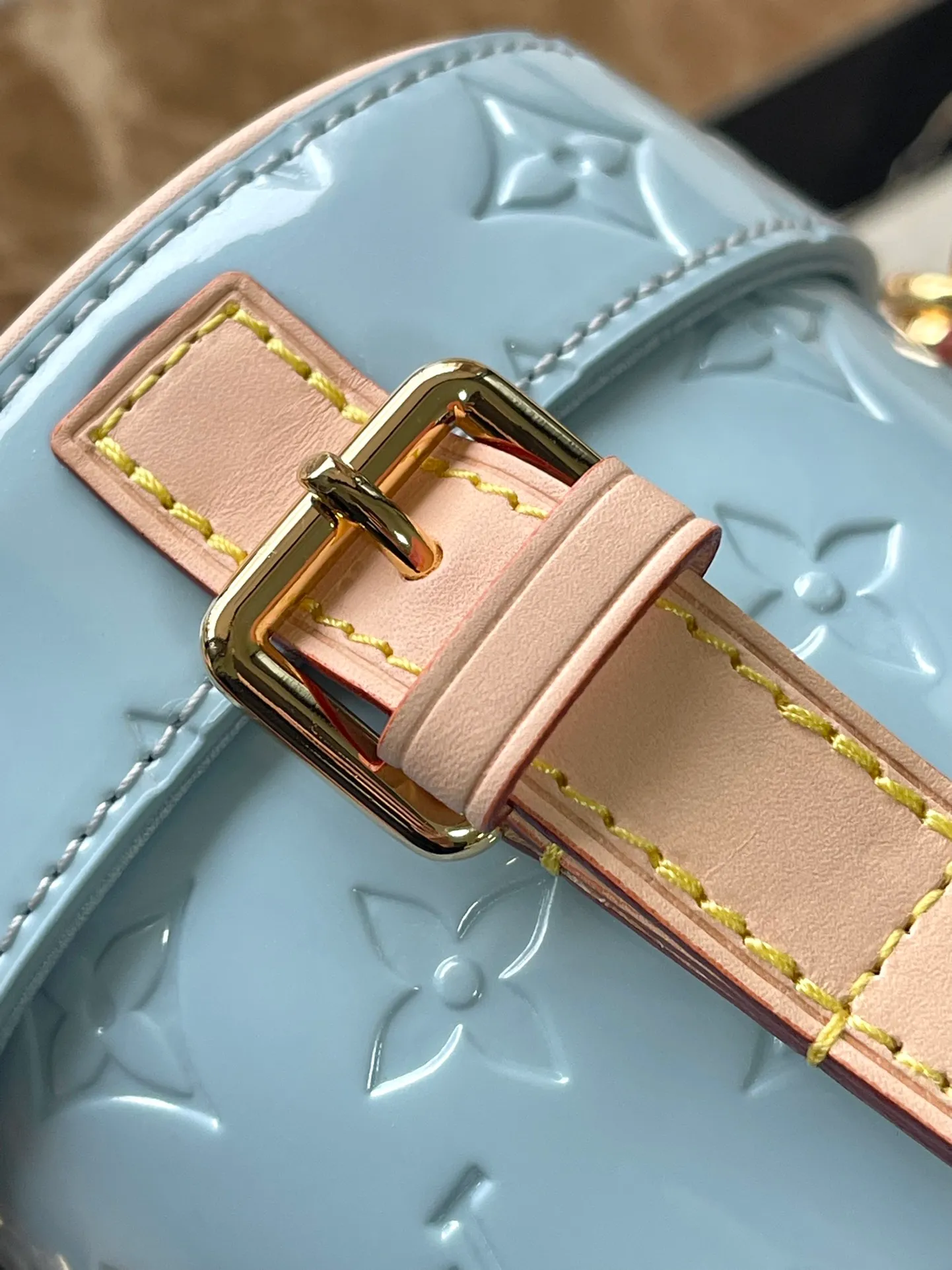 💰1480 (top layer leather) top quality original order M24099 blue This Astor handbag is made of Monogram Vemis embossed leather diffusely dyed in pastel colors, and uses different silhouettes and buckles and magnetic buckle opening and closing to highlight the identity of the series. The compact space can store a phone, small wallet and keys, and comes with a detachable handle and shoulder strap. Dimensions: 12 × 14.2 × 12 cm