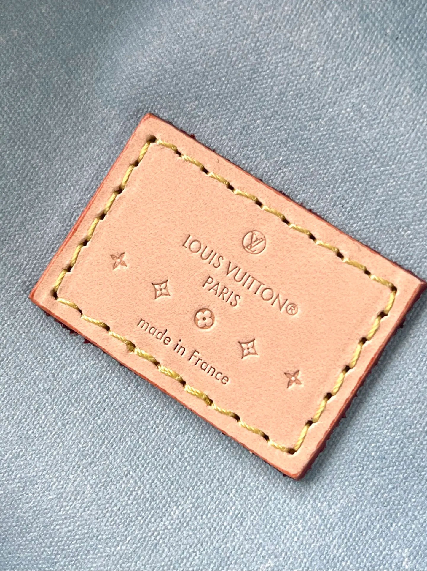 💰1480 (top layer leather) top quality original order M24099 blue This Astor handbag is made of Monogram Vemis embossed leather diffusely dyed in pastel colors, and uses different silhouettes and buckles and magnetic buckle opening and closing to highlight the identity of the series. The compact space can store a phone, small wallet and keys, and comes with a detachable handle and shoulder strap. Dimensions: 12 × 14.2 × 12 cm