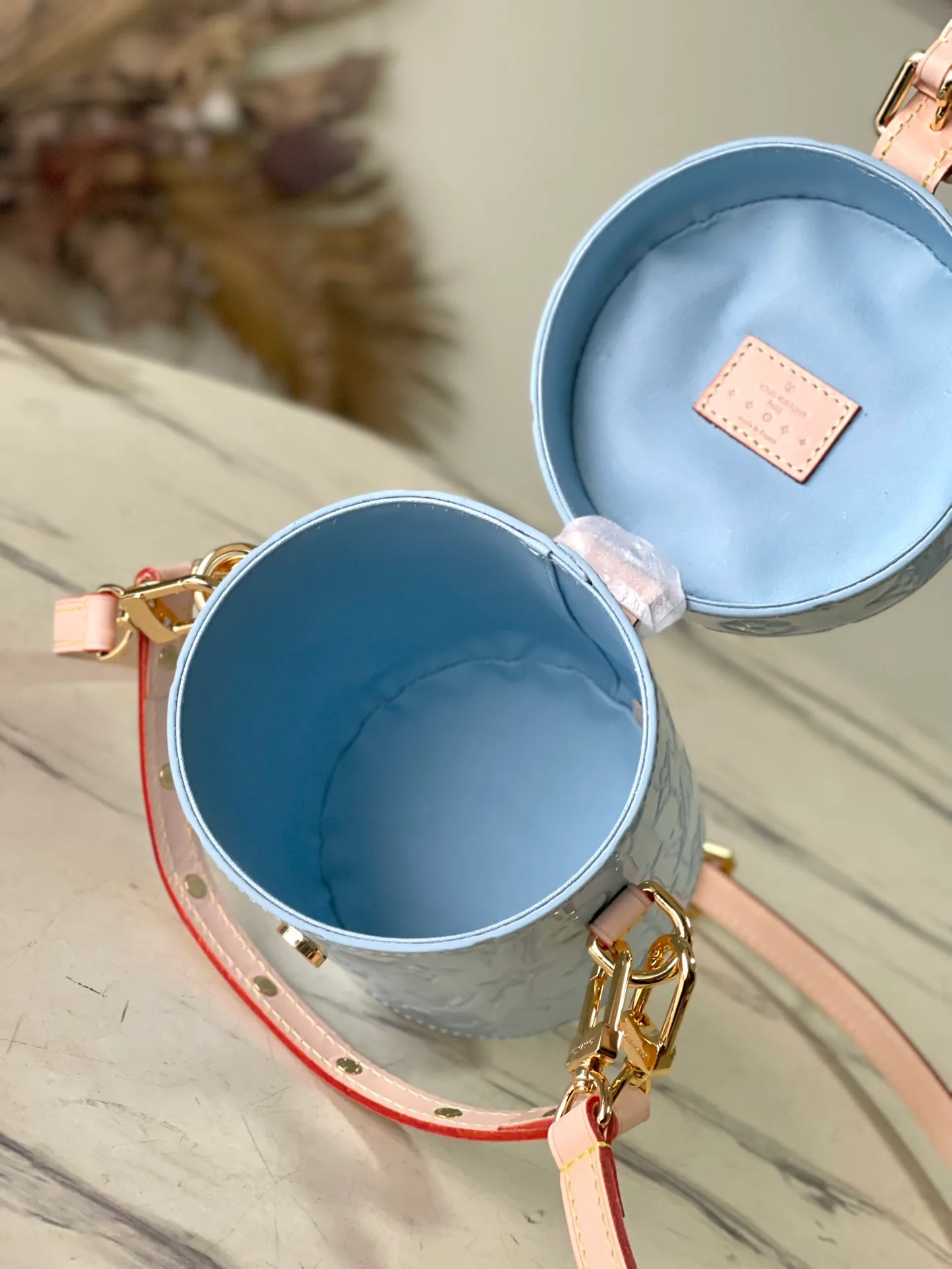 💰1480 (top layer leather) top quality original order M24099 blue This Astor handbag is made of Monogram Vemis embossed leather diffusely dyed in pastel colors, and uses different silhouettes and buckles and magnetic buckle opening and closing to highlight the identity of the series. The compact space can store a phone, small wallet and keys, and comes with a detachable handle and shoulder strap. Dimensions: 12 × 14.2 × 12 cm