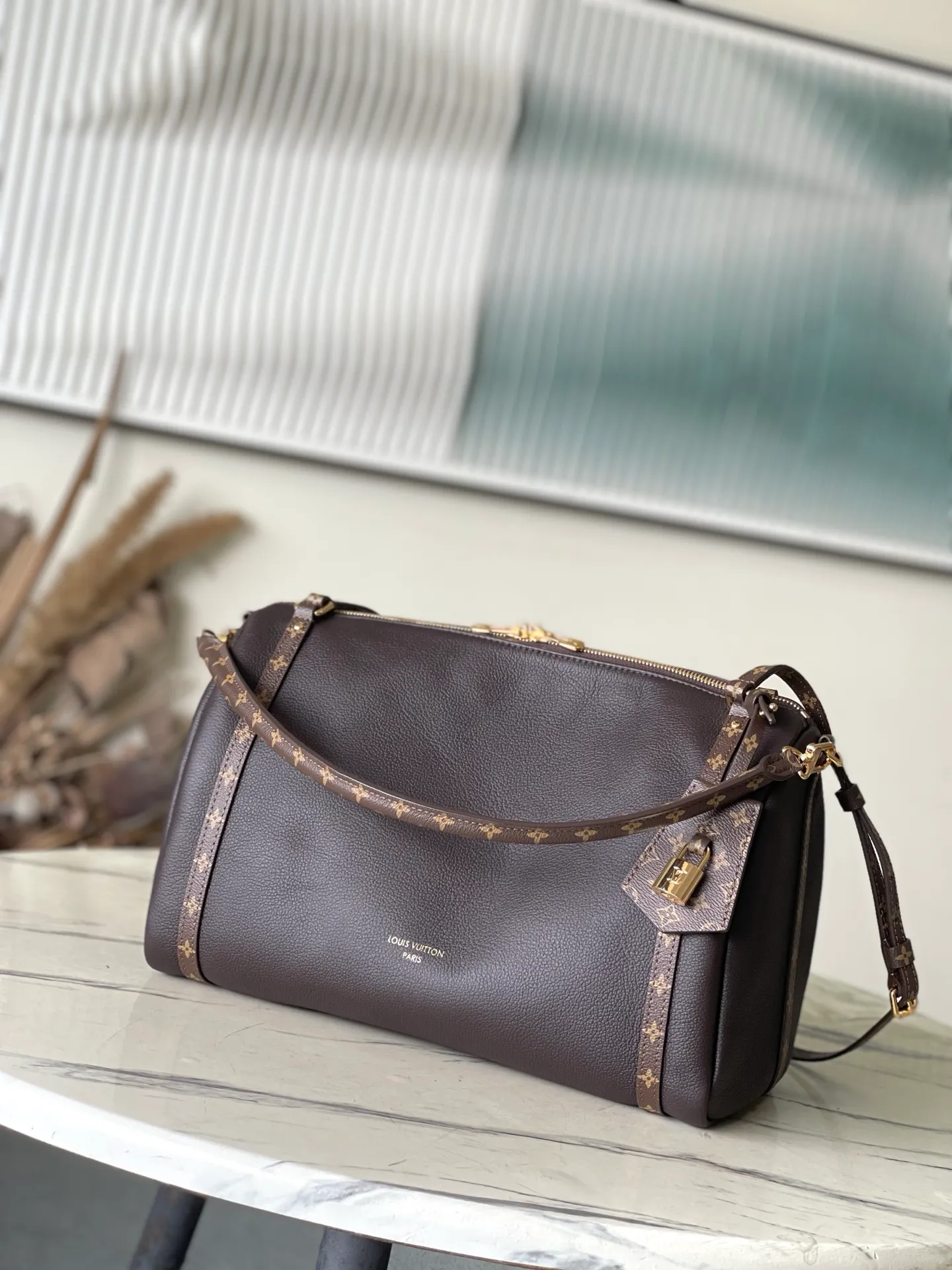 💰1240 (top layer leather) top original order M26397 litchi pattern This season's Express medium handbag is specially crafted for modern women. This iconic design features a calfskin body with classic Monogram canvas trim. The Monogram jacquard lining pays tribute to the brand's long heritage, making it a perfect choice for urban life. It can be worn in various ways at will. The key bag and padlock are the finishing touches, adding subtle details to the overall design. Dimensions: 36 × 24 × 18.5 cm