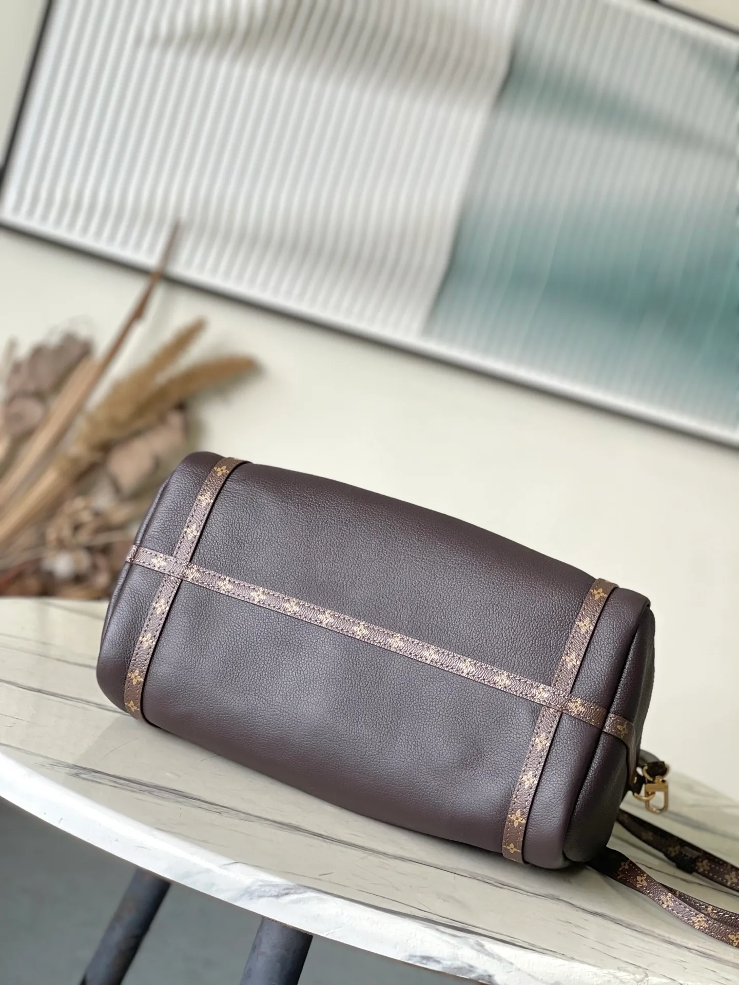 💰1240 (top layer leather) top original order M26397 litchi pattern This season's Express medium handbag is specially crafted for modern women. This iconic design features a calfskin body with classic Monogram canvas trim. The Monogram jacquard lining pays tribute to the brand's long heritage, making it a perfect choice for urban life. It can be worn in various ways at will. The key bag and padlock are the finishing touches, adding subtle details to the overall design. Dimensions: 36 × 24 × 18.5 cm