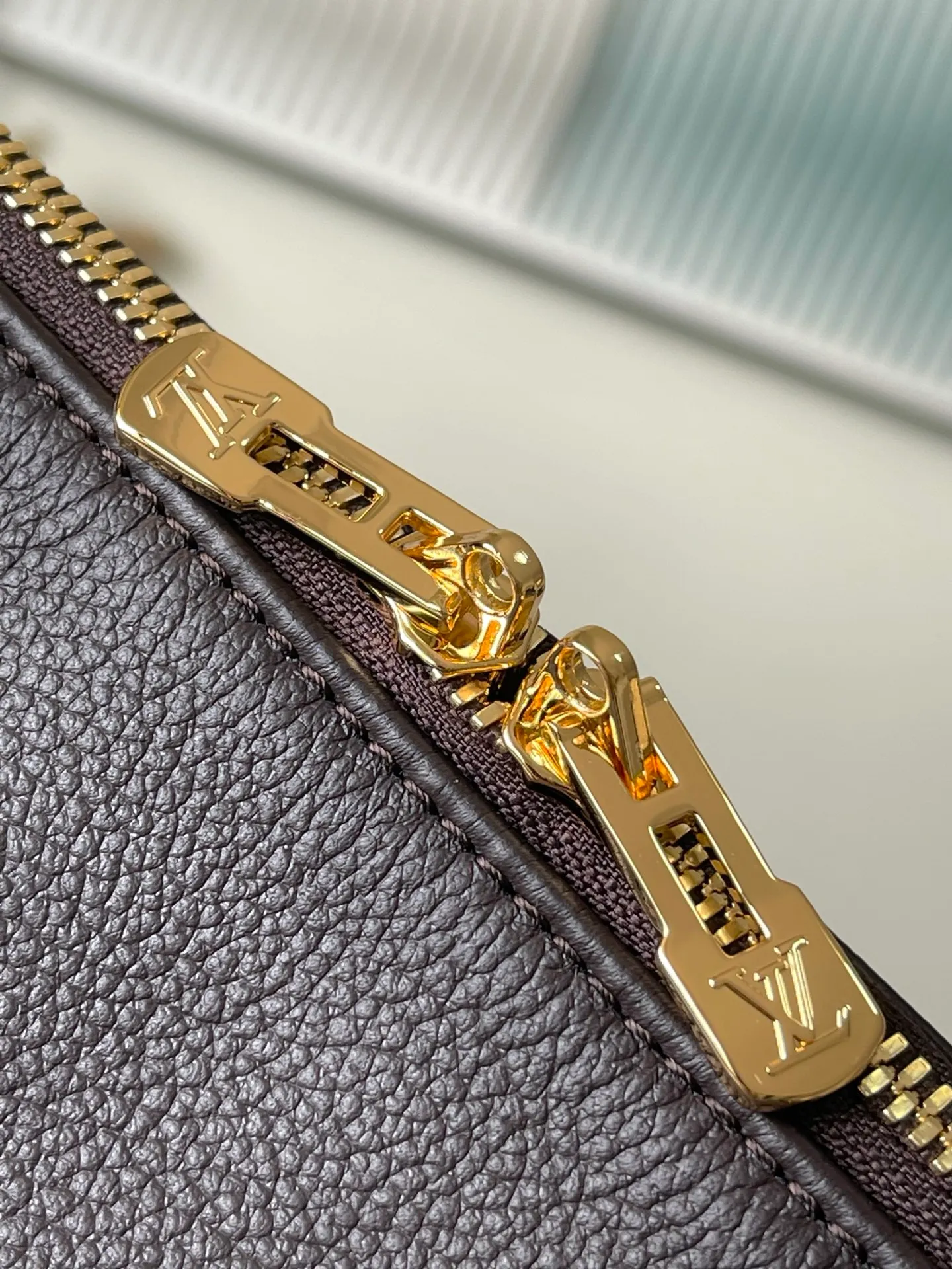 💰1240 (top layer leather) top original order M26397 litchi pattern This season's Express medium handbag is specially crafted for modern women. This iconic design features a calfskin body with classic Monogram canvas trim. The Monogram jacquard lining pays tribute to the brand's long heritage, making it a perfect choice for urban life. It can be worn in various ways at will. The key bag and padlock are the finishing touches, adding subtle details to the overall design. Dimensions: 36 × 24 × 18.5 cm