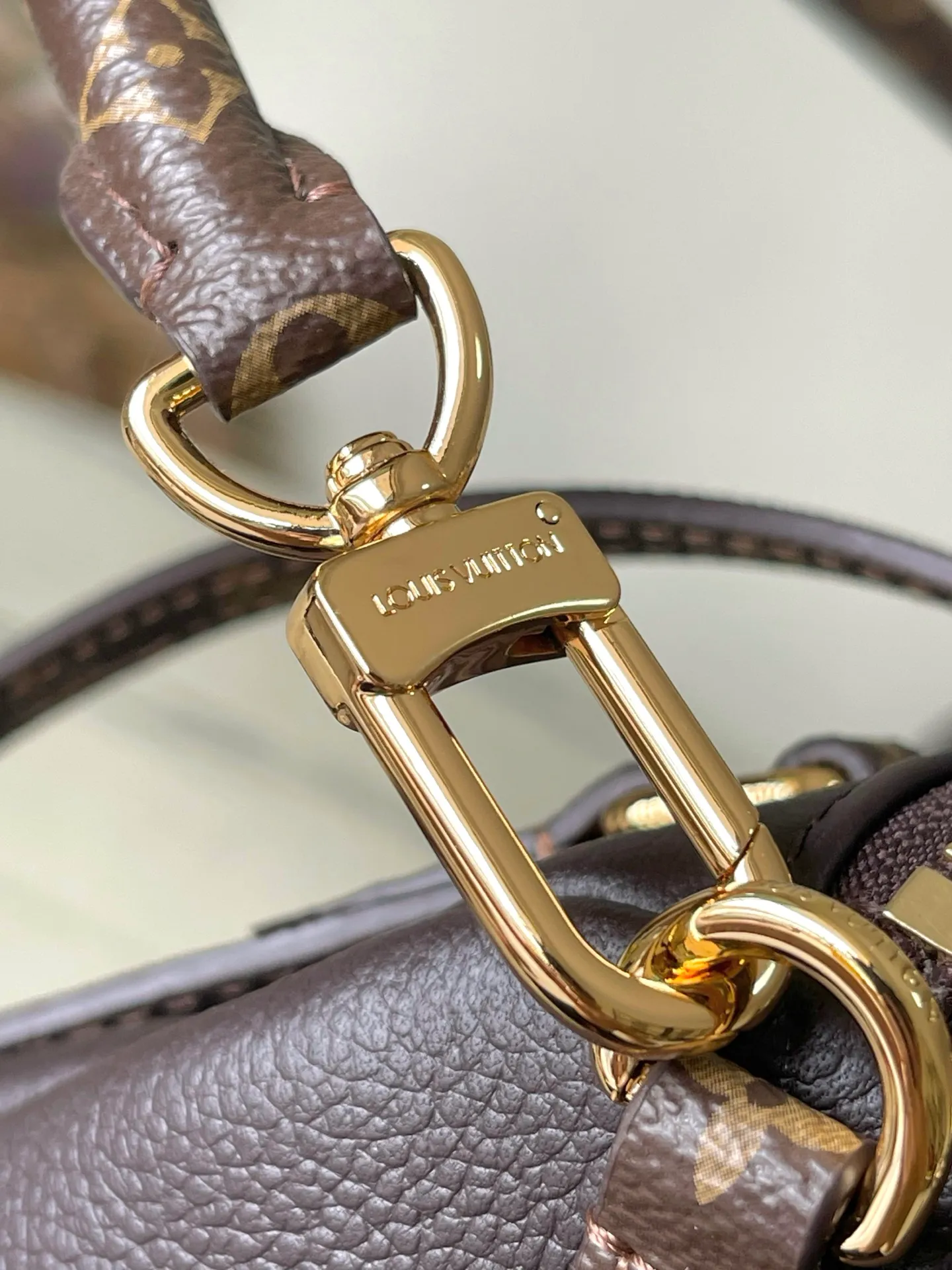 💰1240 (top layer leather) top original order M26397 litchi pattern This season's Express medium handbag is specially crafted for modern women. This iconic design features a calfskin body with classic Monogram canvas trim. The Monogram jacquard lining pays tribute to the brand's long heritage, making it a perfect choice for urban life. It can be worn in various ways at will. The key bag and padlock are the finishing touches, adding subtle details to the overall design. Dimensions: 36 × 24 × 18.5 cm