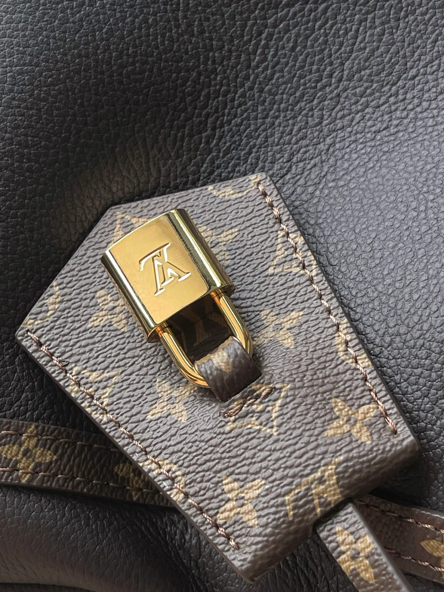 💰1240 (top layer leather) top original order M26397 litchi pattern This season's Express medium handbag is specially crafted for modern women. This iconic design features a calfskin body with classic Monogram canvas trim. The Monogram jacquard lining pays tribute to the brand's long heritage, making it a perfect choice for urban life. It can be worn in various ways at will. The key bag and padlock are the finishing touches, adding subtle details to the overall design. Dimensions: 36 × 24 × 18.5 cm