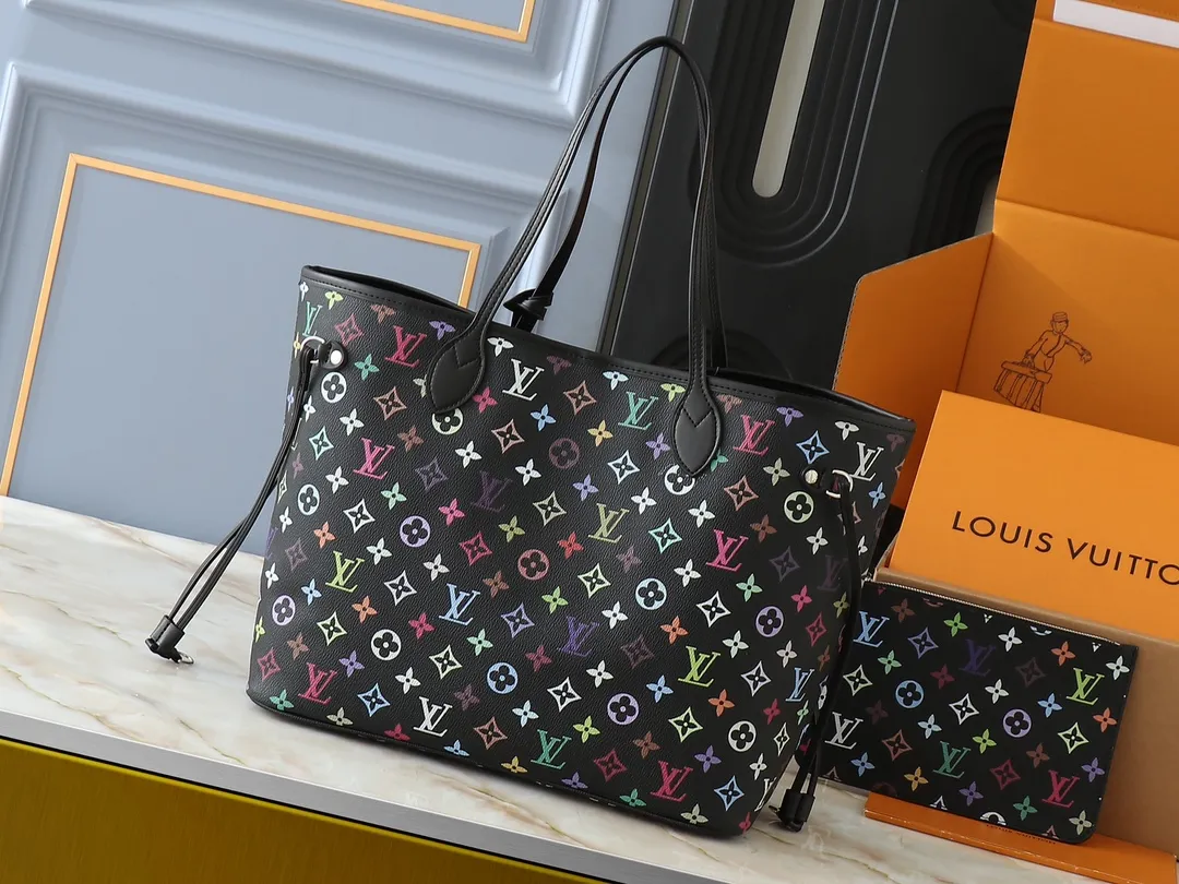 💰260💰Upgraded from the original M13675 M13271 M40995. This Neverfull medium handbag is from the Louis Vuitton Cowhide leather outlines the upper edge, handles and side straps, while the fabric lining incorporates colorful stripes. An interior zip pocket and a removable storage bag complete the functional design. Dimensions: 31.0 x 28.0 x 14.0 cm (length x height x width)