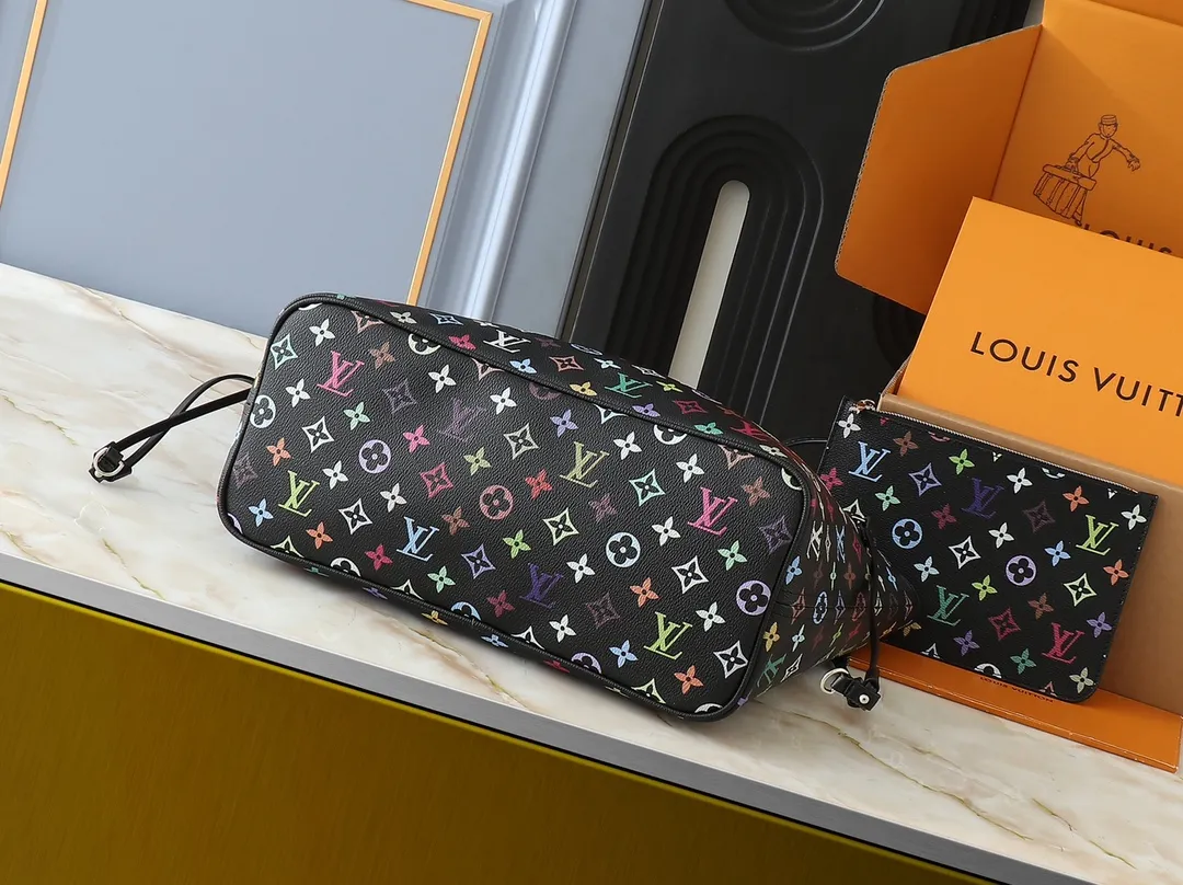 💰260💰Upgraded from the original M13675 M13271 M40995. This Neverfull medium handbag is from the Louis Vuitton Cowhide leather outlines the upper edge, handles and side straps, while the fabric lining incorporates colorful stripes. An interior zip pocket and a removable storage bag complete the functional design. Dimensions: 31.0 x 28.0 x 14.0 cm (length x height x width)