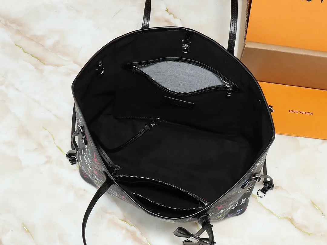 💰260💰Upgraded from the original M13675 M13271 M40995. This Neverfull medium handbag is from the Louis Vuitton Cowhide leather outlines the upper edge, handles and side straps, while the fabric lining incorporates colorful stripes. An interior zip pocket and a removable storage bag complete the functional design. Dimensions: 31.0 x 28.0 x 14.0 cm (length x height x width)