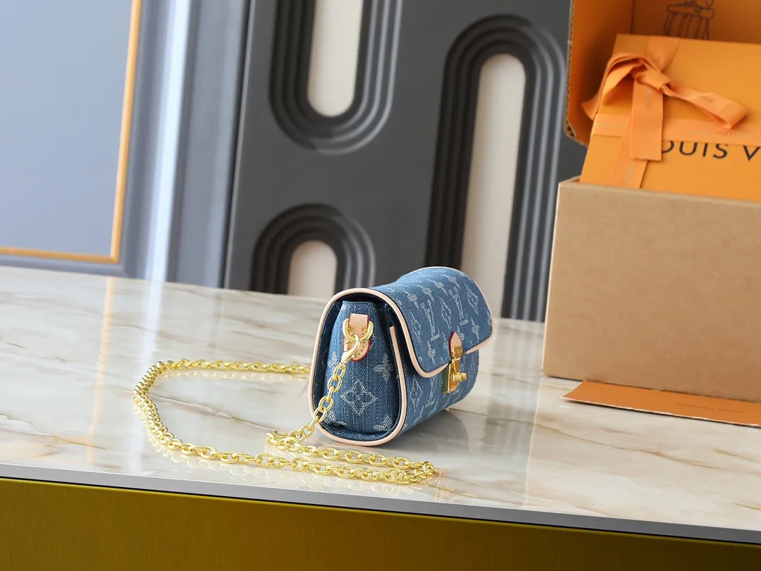 💰220💰Upgraded original M13566 This Pochette Camille handbag is made of Monogram canvas, paying tribute to the original design that appeared in the Louis Vuitton spring and summer 2000 fashion show. The S-Lock buckle, LVCircle logo on the chain and contrasting WVN leather trim embody the brand's classic elements. The flexible and easy-to-wear construction can be worn cross-body, over the shoulder or by hand. Dimensions: 20.5 × 11 × 6 cm