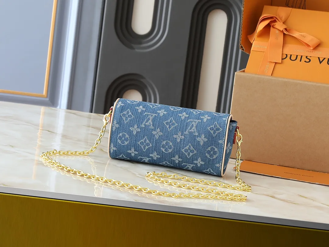 💰220💰Upgraded original M13566 This Pochette Camille handbag is made of Monogram canvas, paying tribute to the original design that appeared in the Louis Vuitton spring and summer 2000 fashion show. The S-Lock buckle, LVCircle logo on the chain and contrasting WVN leather trim embody the brand's classic elements. The flexible and easy-to-wear construction can be worn cross-body, over the shoulder or by hand. Dimensions: 20.5 × 11 × 6 cm