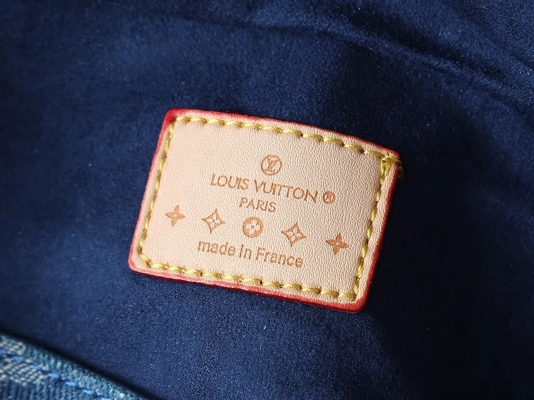 💰220💰Upgraded original M13566 This Pochette Camille handbag is made of Monogram canvas, paying tribute to the original design that appeared in the Louis Vuitton spring and summer 2000 fashion show. The S-Lock buckle, LVCircle logo on the chain and contrasting WVN leather trim embody the brand's classic elements. The flexible and easy-to-wear construction can be worn cross-body, over the shoulder or by hand. Dimensions: 20.5 × 11 × 6 cm
