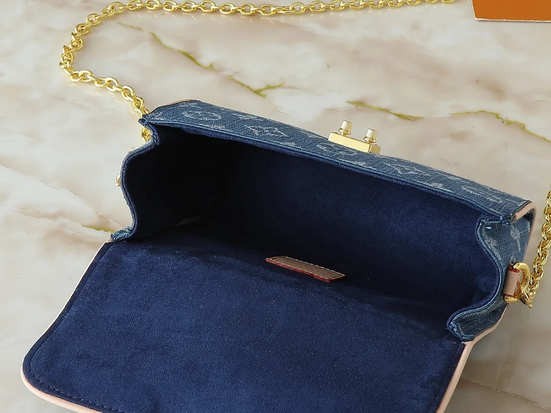 💰220💰Upgraded original M13566 This Pochette Camille handbag is made of Monogram canvas, paying tribute to the original design that appeared in the Louis Vuitton spring and summer 2000 fashion show. The S-Lock buckle, LVCircle logo on the chain and contrasting WVN leather trim embody the brand's classic elements. The flexible and easy-to-wear construction can be worn cross-body, over the shoulder or by hand. Dimensions: 20.5 × 11 × 6 cm