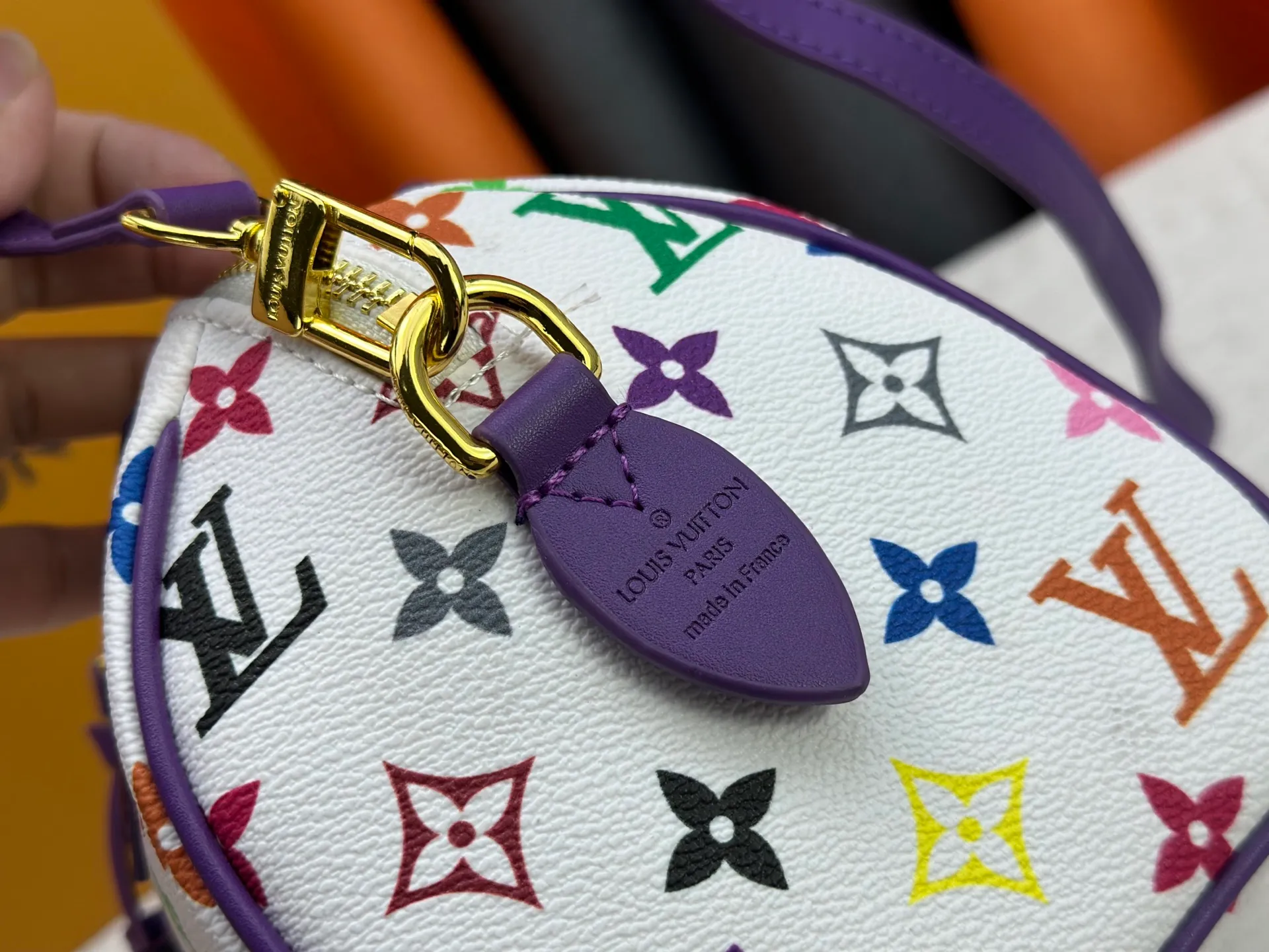 P260 upgraded original M58953 M46234 M46222 Speedy Bandoulière 20 handbag is made of soft coated canvas, and the full-length Monogram pattern is traced in colorful rainbow tones, highlighting the smart style of the Louis Vuitton x Murakami reissue series. The Toron handle and detachable shoulder strap are constructed of cow leather, the metal corners recall classic luggage elements, and the bow-shaped key bag and padlock add brand touches. Dimensions: 20.5 x 13.5 x 12.0 cm (length x height x width)