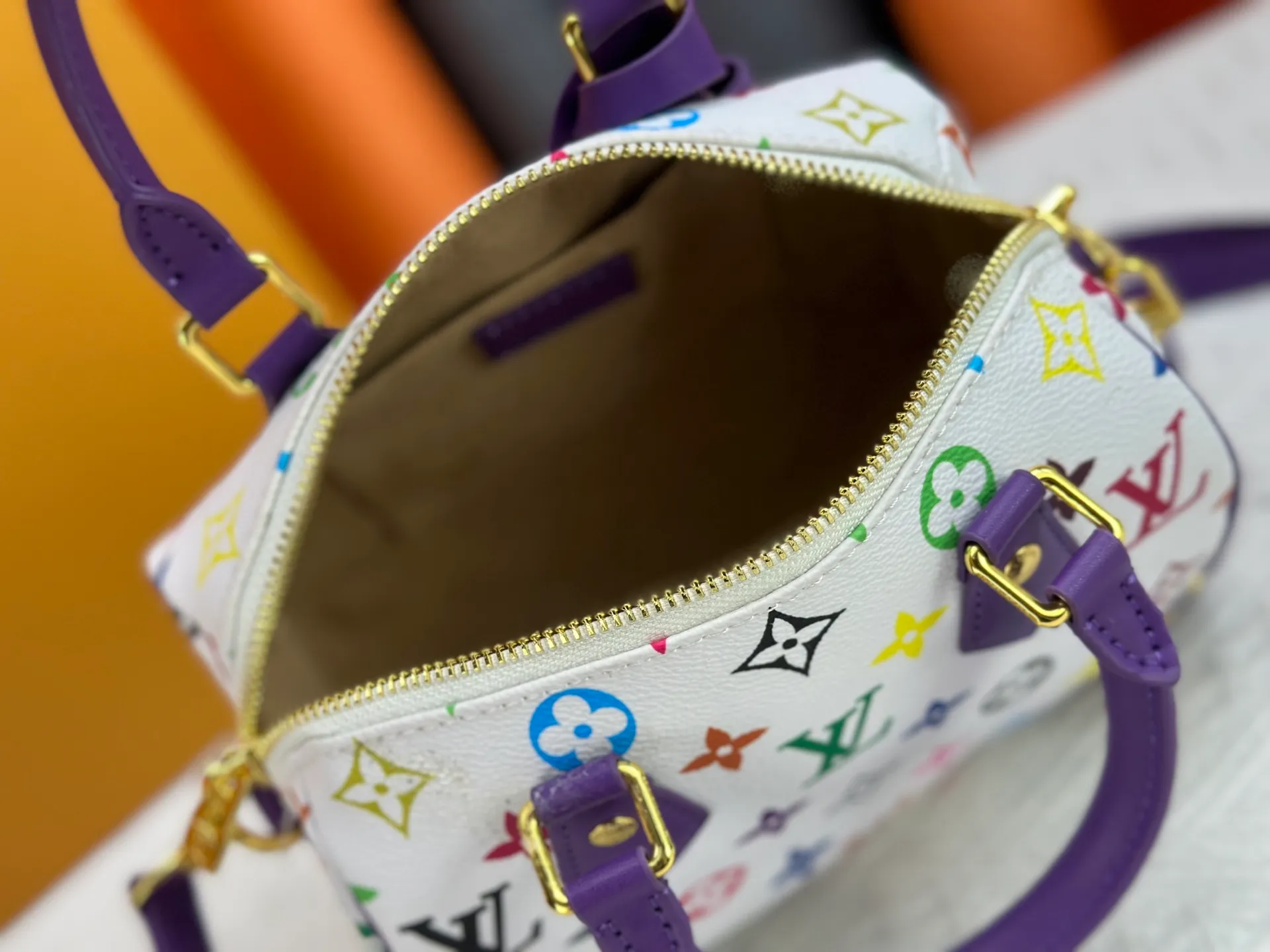 P260 upgraded original M58953 M46234 M46222 Speedy Bandoulière 20 handbag is made of soft coated canvas, and the full-length Monogram pattern is traced in colorful rainbow tones, highlighting the smart style of the Louis Vuitton x Murakami reissue series. The Toron handle and detachable shoulder strap are constructed of cow leather, the metal corners recall classic luggage elements, and the bow-shaped key bag and padlock add brand touches. Dimensions: 20.5 x 13.5 x 12.0 cm (length x height x width)