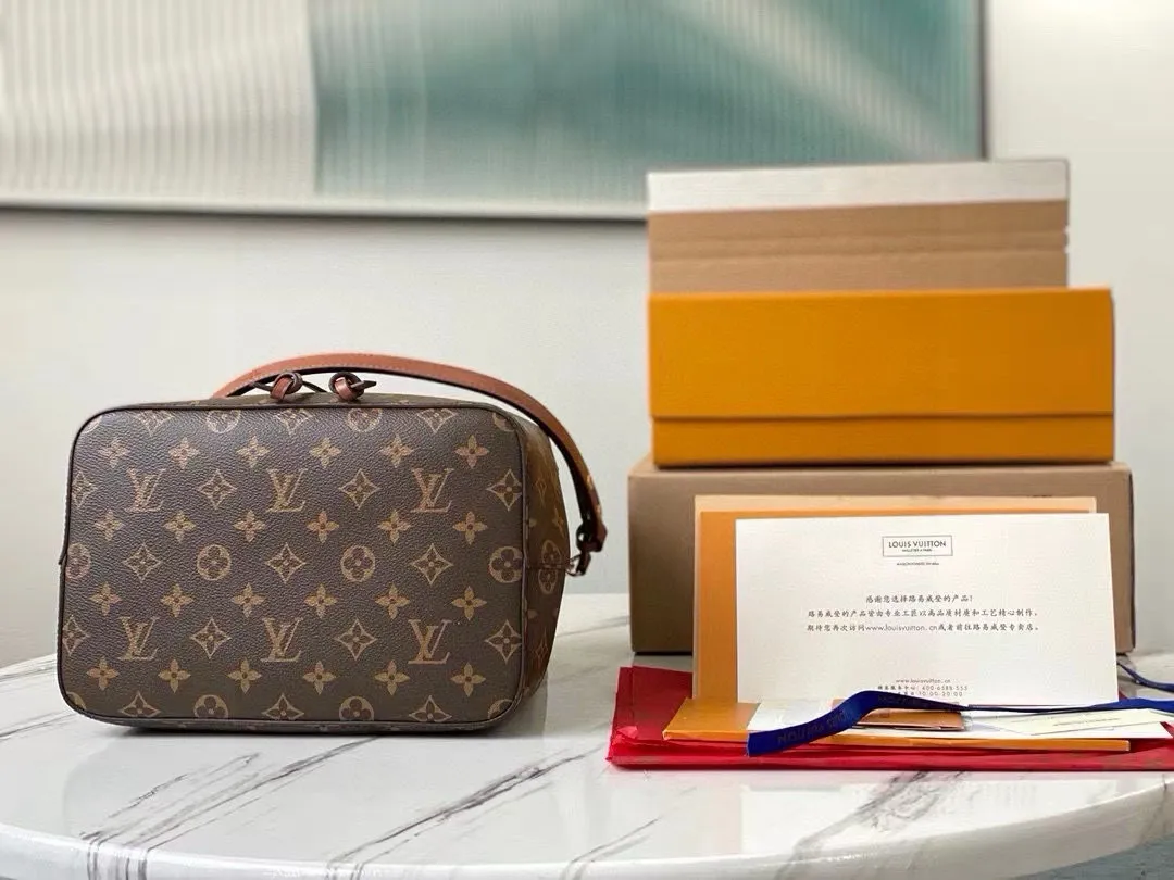💰760 Top Original Order M44887 Caramel Color The wine bag designed by Gaston-Louis Vuitton in 1932 specifically for transporting champagne meets contemporary trends and is transformed into the Néo Noé bucket bag, which embodies the beauty of heritage. Monogram canvas outlines soft lines, with colorful leather trim and tonal multi-layer bonded lining. Dimensions: 26 x 26 x 17.5 cm