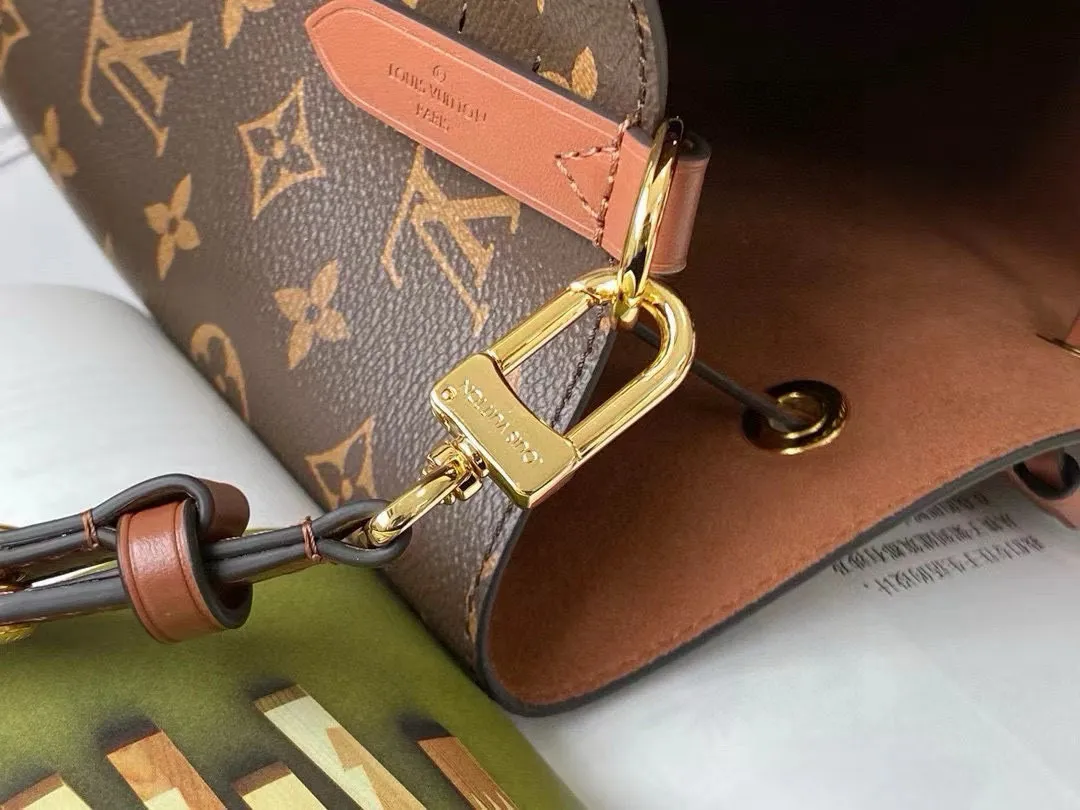 💰760 Top Original Order M44887 Caramel Color The wine bag designed by Gaston-Louis Vuitton in 1932 specifically for transporting champagne meets contemporary trends and is transformed into the Néo Noé bucket bag, which embodies the beauty of heritage. Monogram canvas outlines soft lines, with colorful leather trim and tonal multi-layer bonded lining. Dimensions: 26 x 26 x 17.5 cm