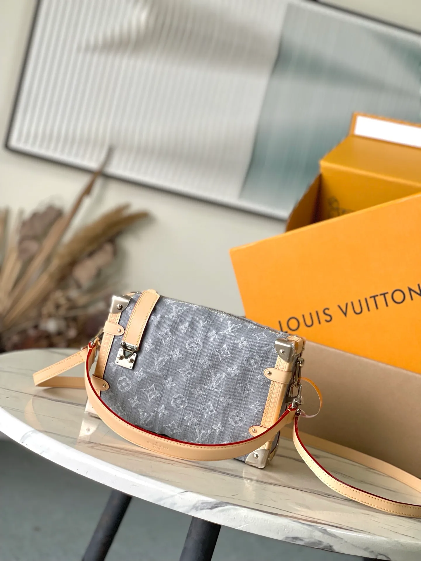 💰1140 Top original order M13285 This SideTrunk medium handbag reinterprets the Monogram Denim pattern born in 2005 with a unique bleached effect, subtly paying tribute to Louis Vuitton's classic luggage design. Yingze metal hardware, hard-case-style corners and S-lock locks highlight the smooth structure, and the leather trim injects visual contrast. There is ample space to easily store daily needs. Dimensions: 23.5 × 16 × 8.5 cm