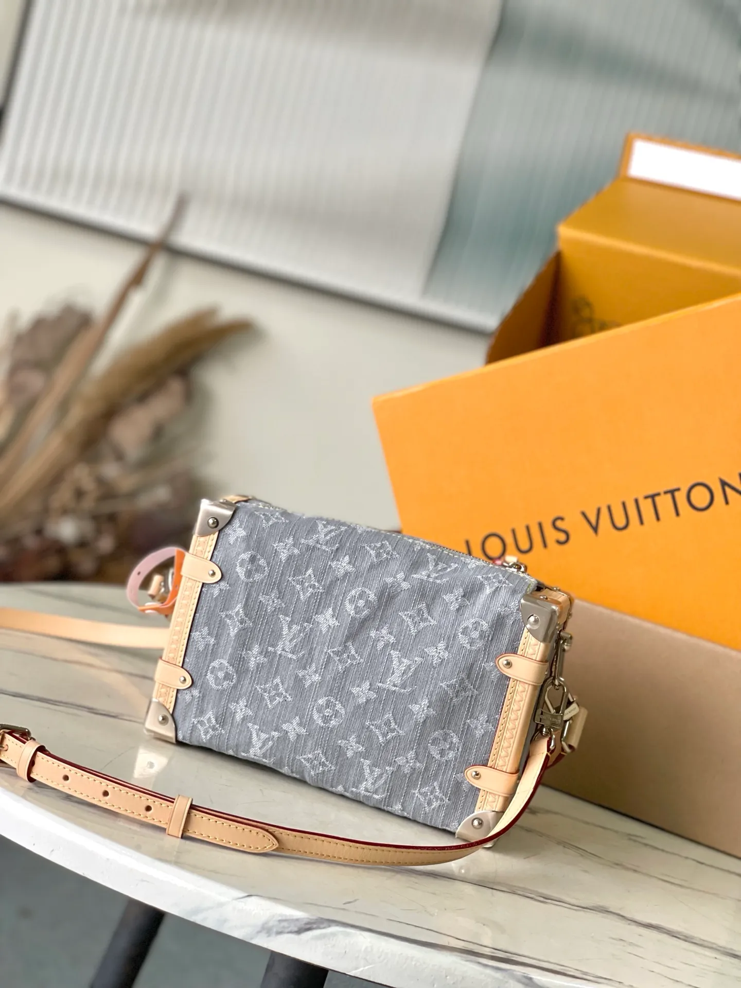 💰1140 Top original order M13285 This SideTrunk medium handbag reinterprets the Monogram Denim pattern born in 2005 with a unique bleached effect, subtly paying tribute to Louis Vuitton's classic luggage design. Yingze metal hardware, hard-case-style corners and S-lock locks highlight the smooth structure, and the leather trim injects visual contrast. There is ample space to easily store daily needs. Dimensions: 23.5 × 16 × 8.5 cm