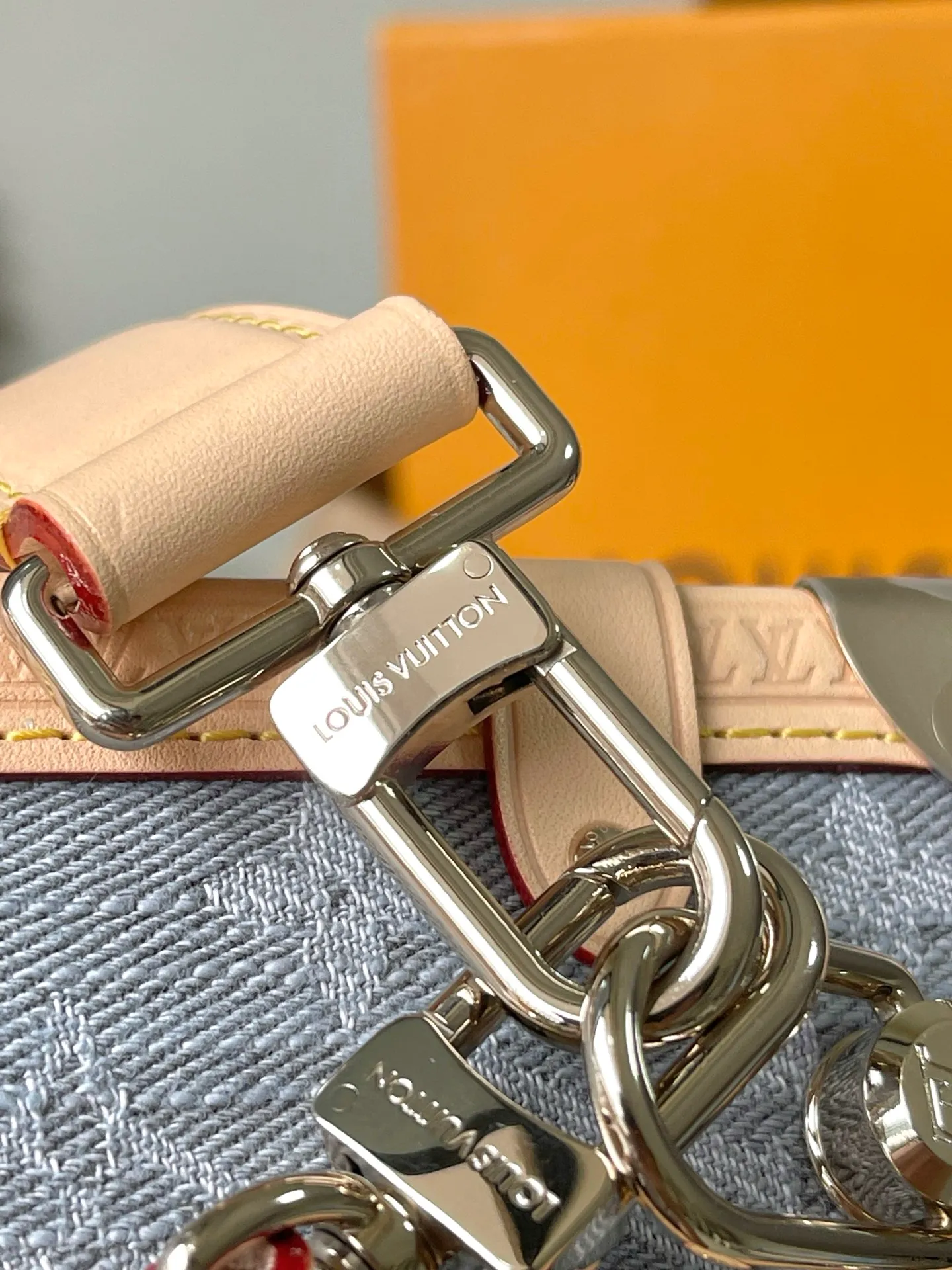 💰1140 Top original order M13285 This SideTrunk medium handbag reinterprets the Monogram Denim pattern born in 2005 with a unique bleached effect, subtly paying tribute to Louis Vuitton's classic luggage design. Yingze metal hardware, hard-case-style corners and S-lock locks highlight the smooth structure, and the leather trim injects visual contrast. There is ample space to easily store daily needs. Dimensions: 23.5 × 16 × 8.5 cm