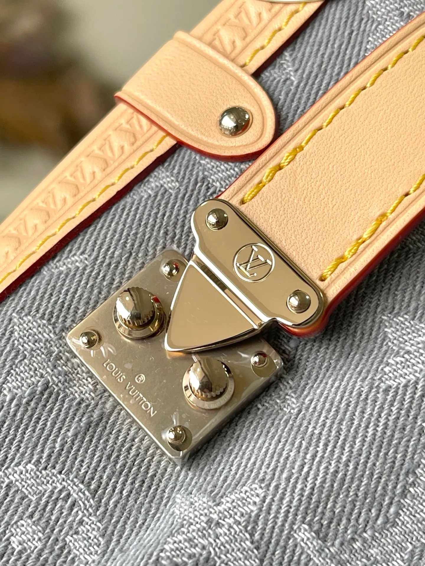 💰1140 Top original order M13285 This SideTrunk medium handbag reinterprets the Monogram Denim pattern born in 2005 with a unique bleached effect, subtly paying tribute to Louis Vuitton's classic luggage design. Yingze metal hardware, hard-case-style corners and S-lock locks highlight the smooth structure, and the leather trim injects visual contrast. There is ample space to easily store daily needs. Dimensions: 23.5 × 16 × 8.5 cm