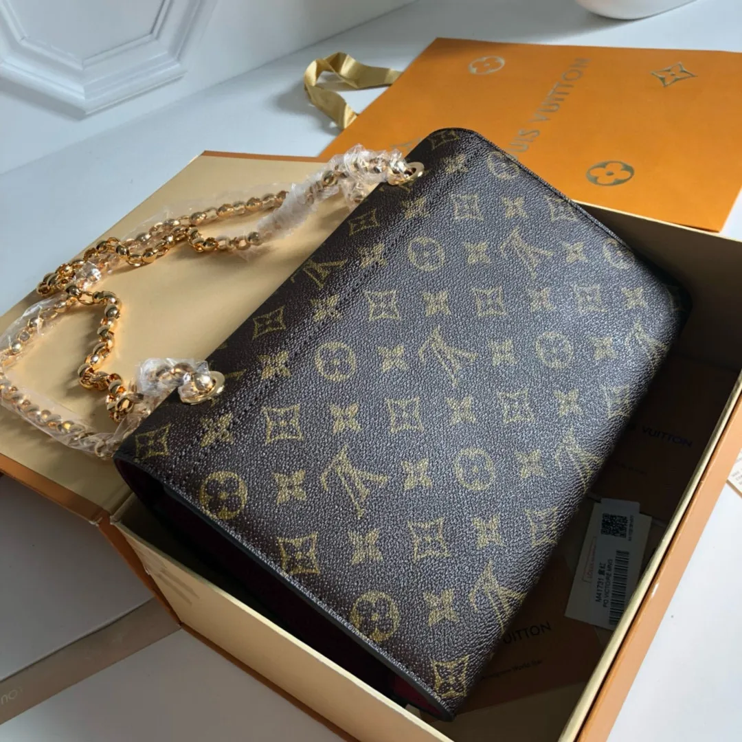 💰1040 (steel chain) top original order [Exclusive real shot M41731] VICTOIRE is made of Monogram canvas with colored calfskin. This brand new Victoire bag has a shiny metal buckle and sliding chain style. Size: 26*17*9cm 2018