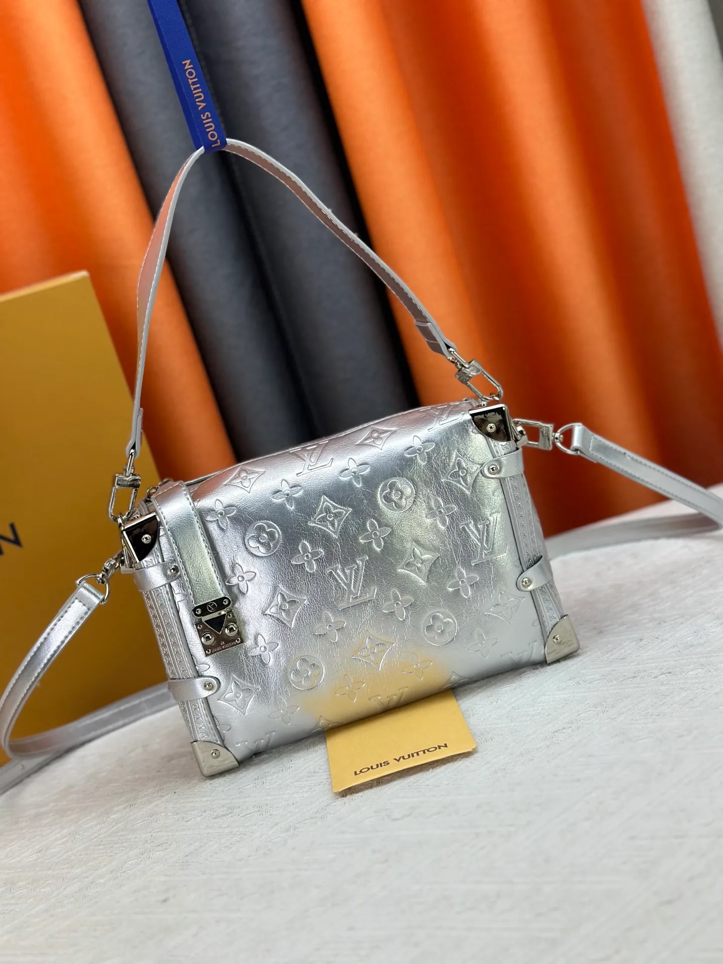 P340 M46358 M26223 This Side Trunk medium handbag is from the Monogram Bold series, showing artistic director Nicolas Ghesquiere's creative interpretation of Louis Vuitton's classic luggage. Smooth cow leather with embossed Monogram pattern on the bag body, metal corners and S-lock buckle to highlight the signature touch, detachable long shoulder strap for flexible carrying Dimensions: 23.5X16X8.5 cm