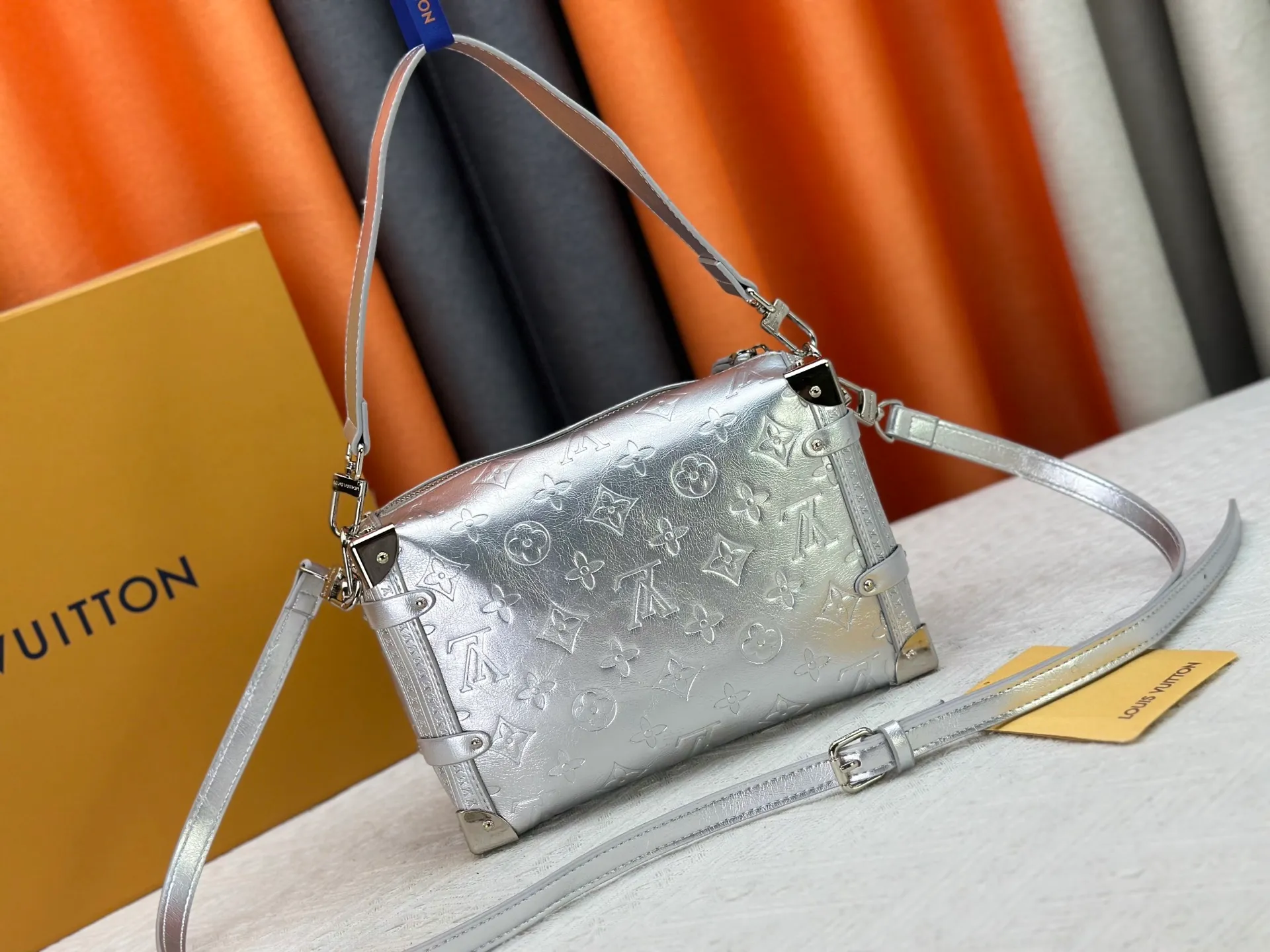 P340 M46358 M26223 This Side Trunk medium handbag is from the Monogram Bold series, showing artistic director Nicolas Ghesquiere's creative interpretation of Louis Vuitton's classic luggage. Smooth cow leather with embossed Monogram pattern on the bag body, metal corners and S-lock buckle to highlight the signature touch, detachable long shoulder strap for flexible carrying Dimensions: 23.5X16X8.5 cm